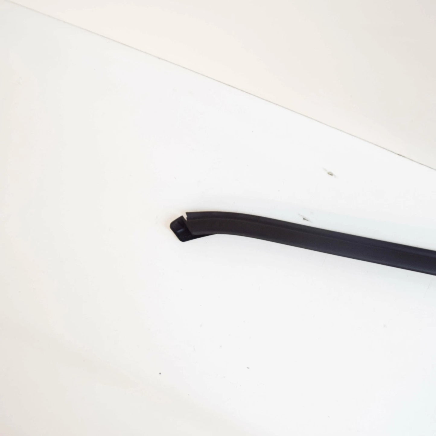 NEW MERCEDES-BENZ E-CLASS W212 REAR RIGHT WINDOW GUIDE A2127351825