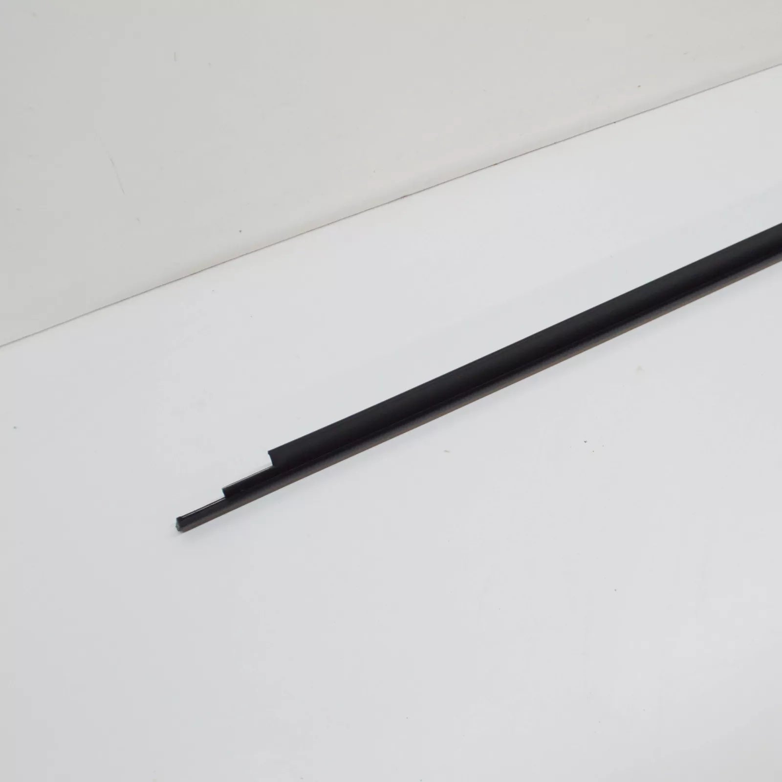 NEW AUDI A3 SPORTBACK 8V FRONT LEFT OUTER WINDOW APERTURE SEAL 8V4837477