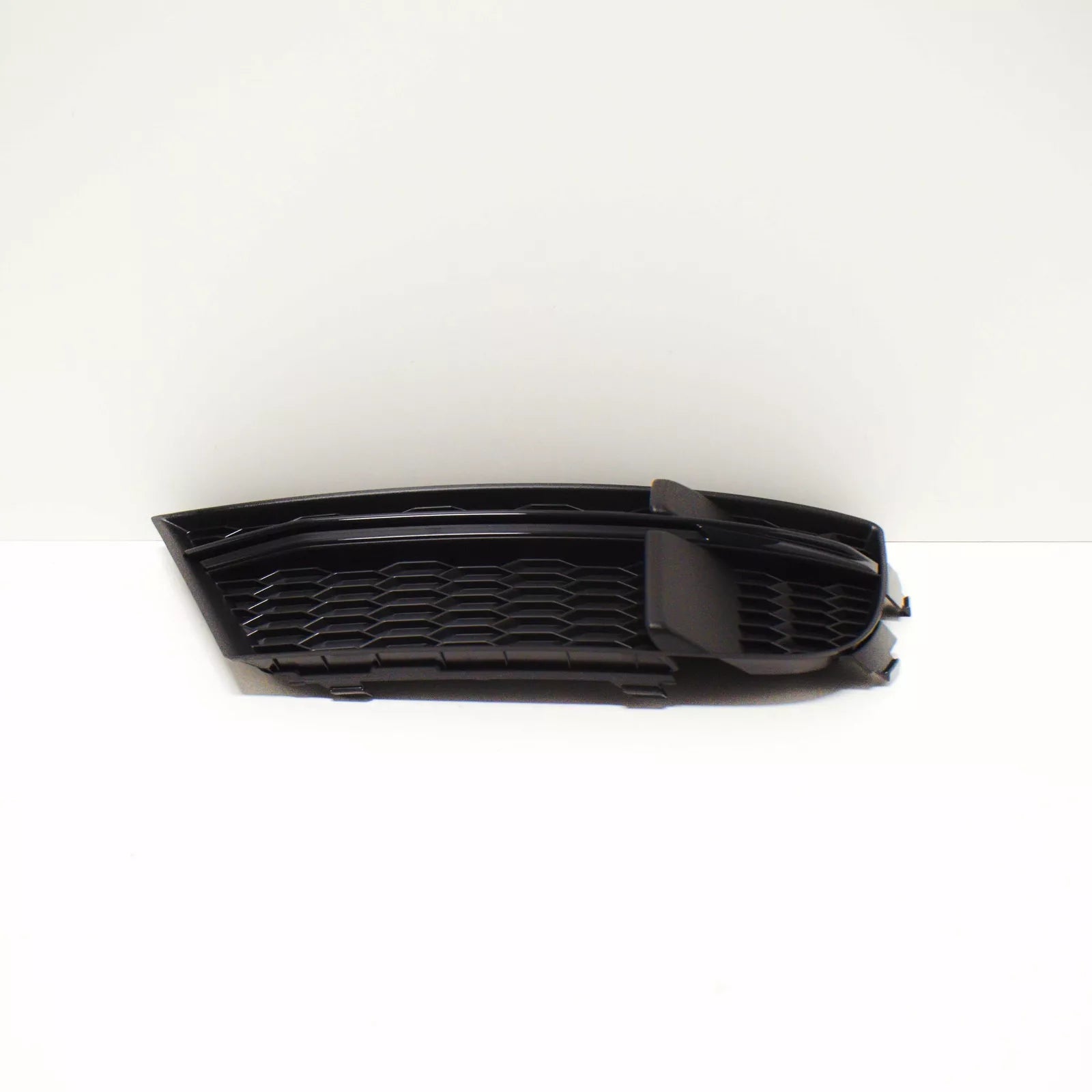 NEW AUDI A3 8V FRONT BUMPER RIGHT SIDE GRILLE 8V3807682NESM