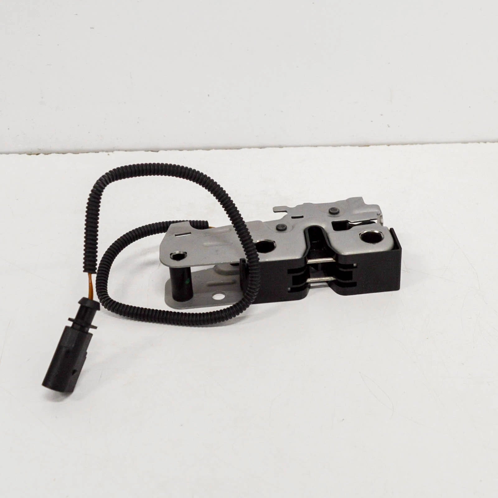 NEW VOLKSWAGEN JETTA MK5 BONNET LOCK 1K1823509E 2008