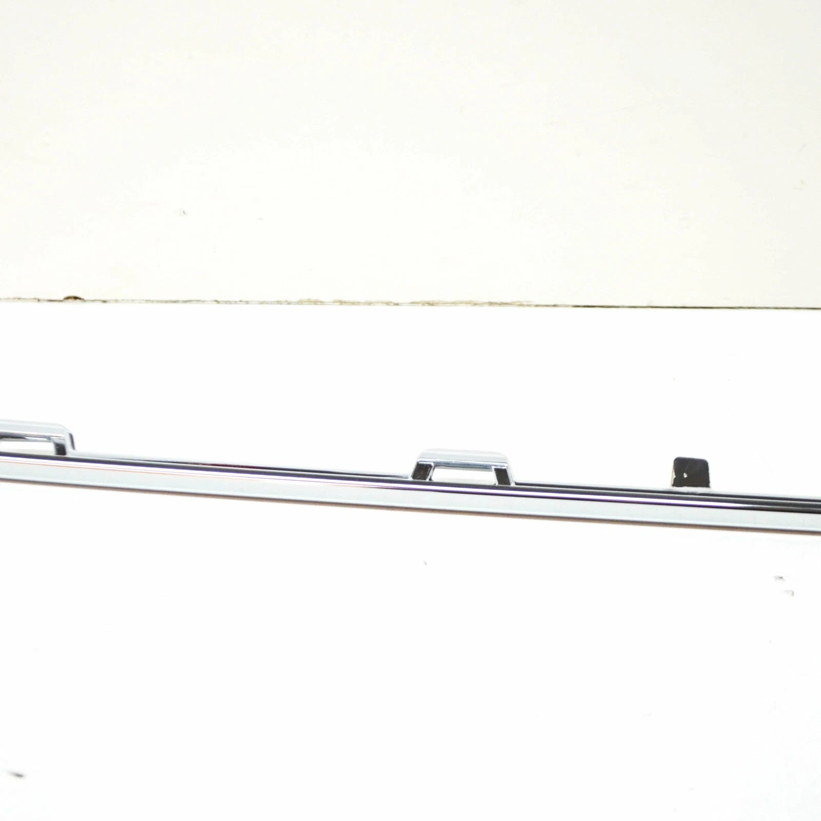 NEW VOLKSWAGEN E-GOLF MK7 REAR BUMPER CENTER MOLDING 5G68533332ZZ ORIGINAL