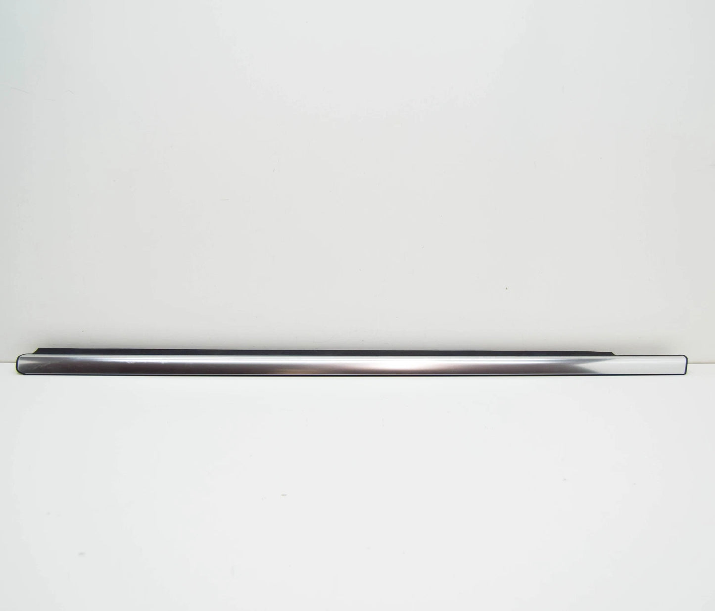 NEW MERCEDES-BENZ ML W164 FRONT LEFT DOOR WINDOW TRIM STRIP A1646907380 ORIGINAL