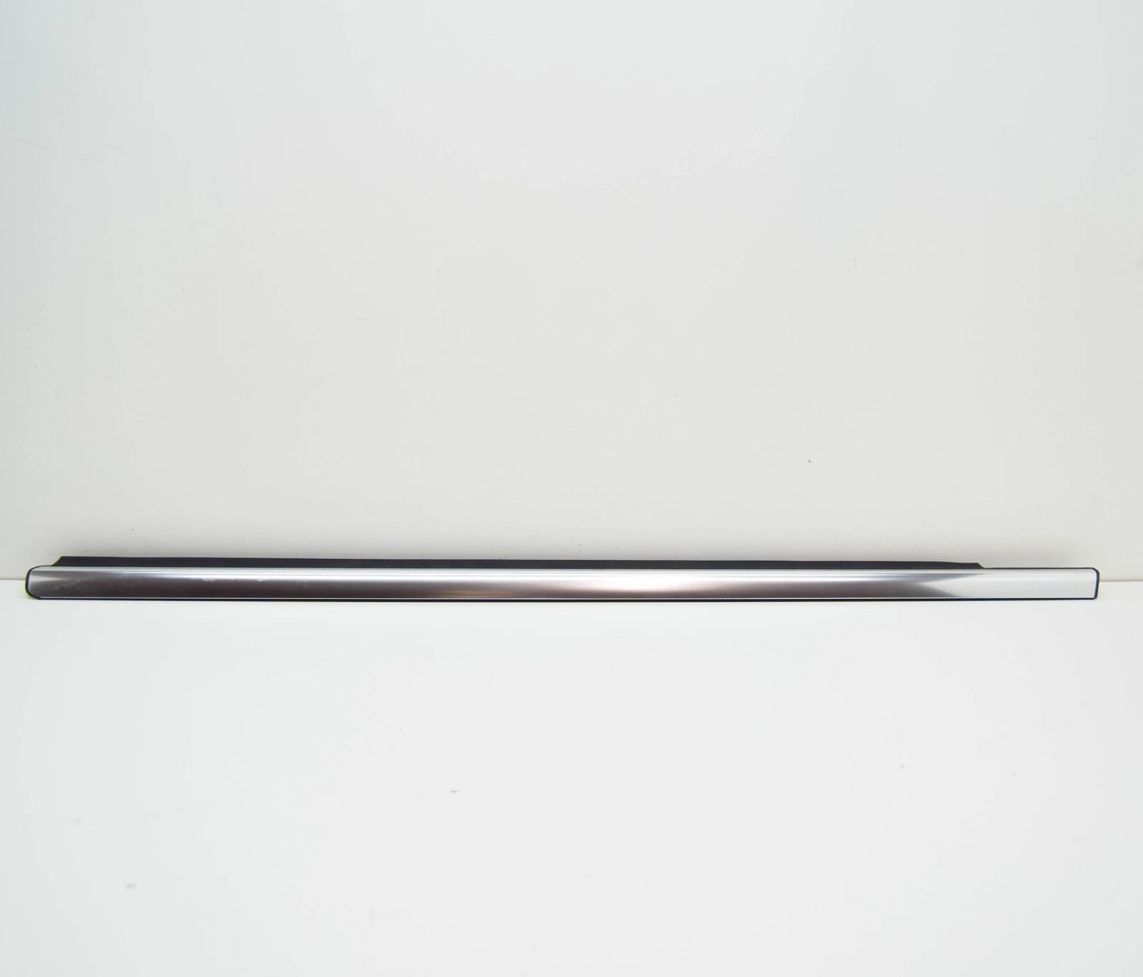 NEW MERCEDES-BENZ ML W164 FRONT LEFT DOOR WINDOW TRIM STRIP A1646907380 ORIGINAL