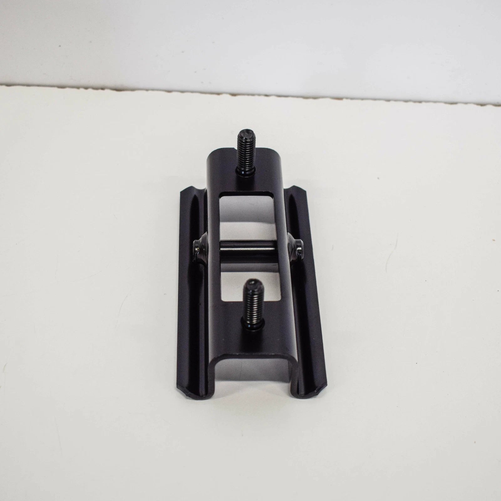 NEW VOLKSWAGEN TRANSPORTER T5 SEAT BENCH RETAINING PLATE 7H0883873F ORIGINAL