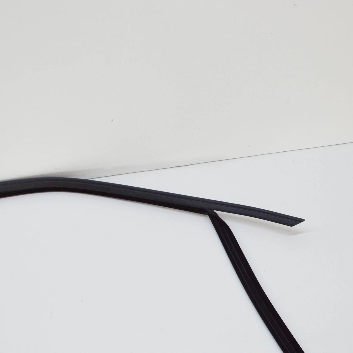 NEW AUDI A3 8P FRONT RIGHT DOOR WINDOW GUIDE 8P3837440D ORIGINAL