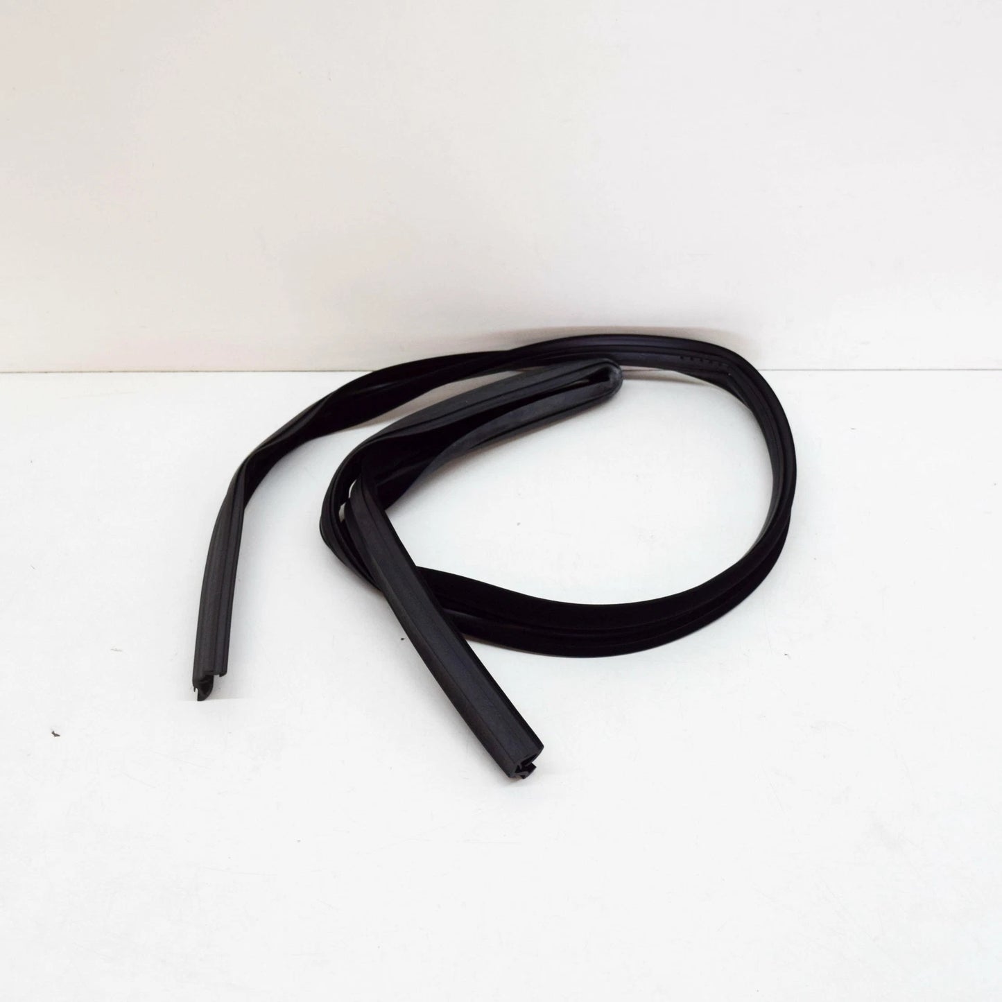 NEW MERCEDES-BENZ E W211 FRONT LEFT WINDOW RUN CHANNEL A2117250125