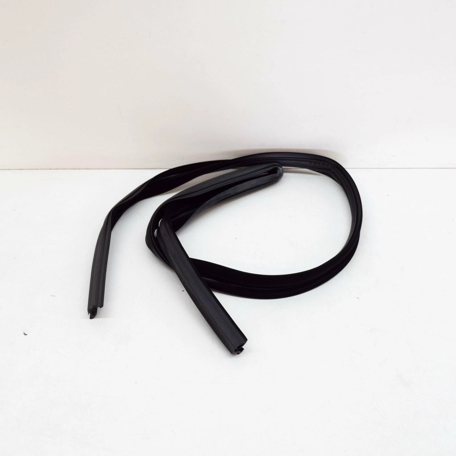 NEW MERCEDES-BENZ E W211 FRONT LEFT WINDOW RUN CHANNEL A2117250125