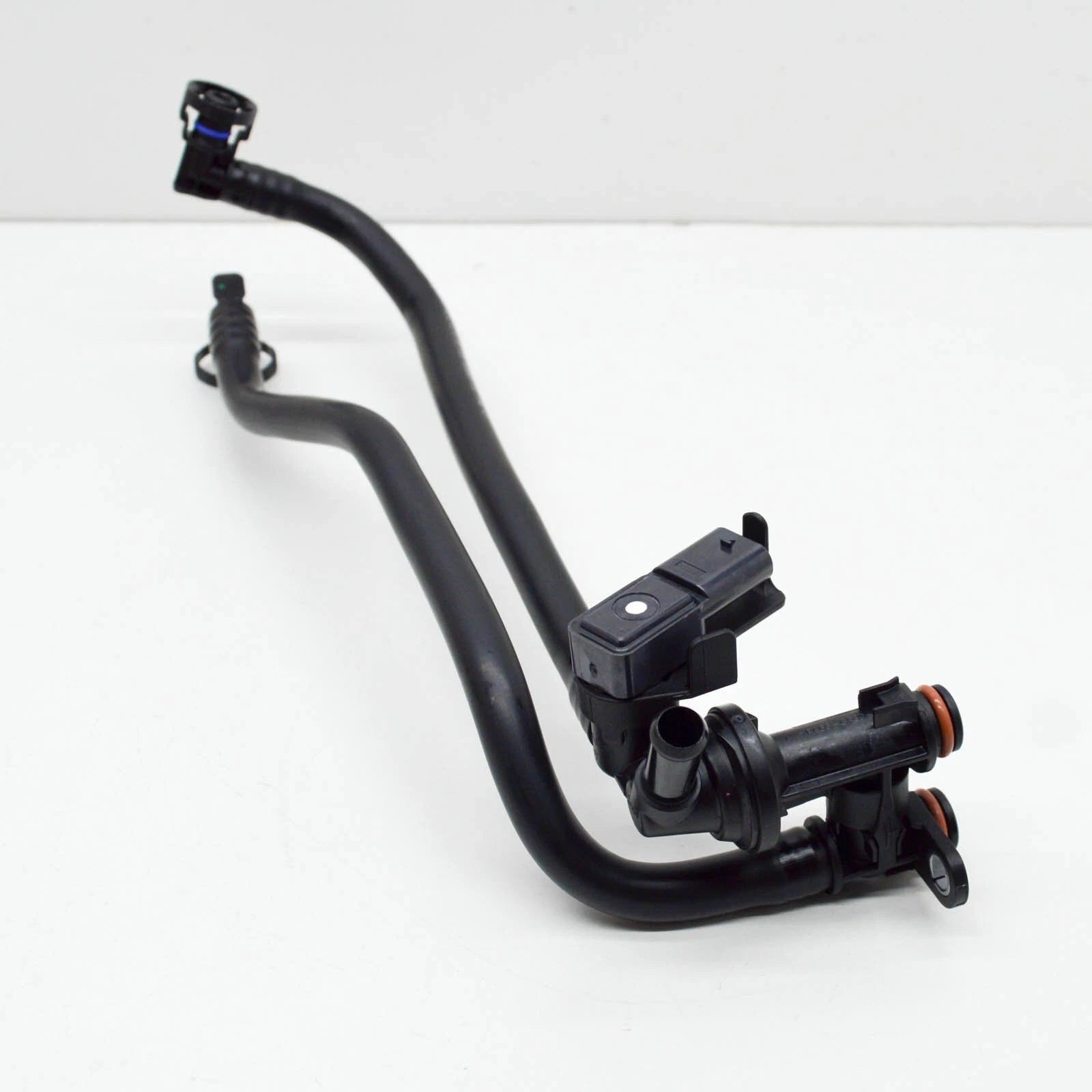 NEW MERCEDES-BENZ GLE W166 ENGINE VENTILATION TUBE A2760180100 ORIGINAL