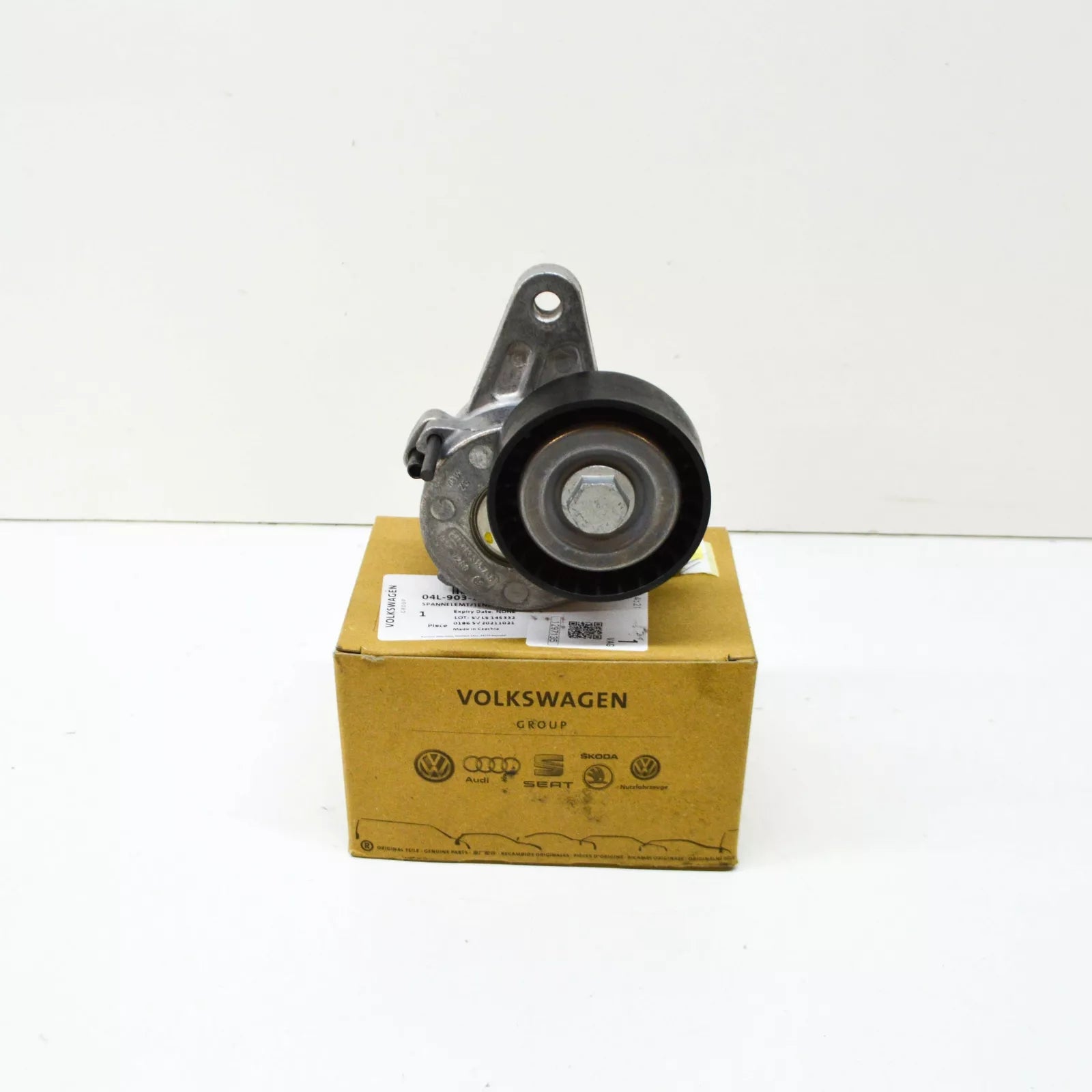 NEW VOLKSWAGEN PASSAT B8 ENGINE V-RIBBED BELT TENSIONER 04L903315G