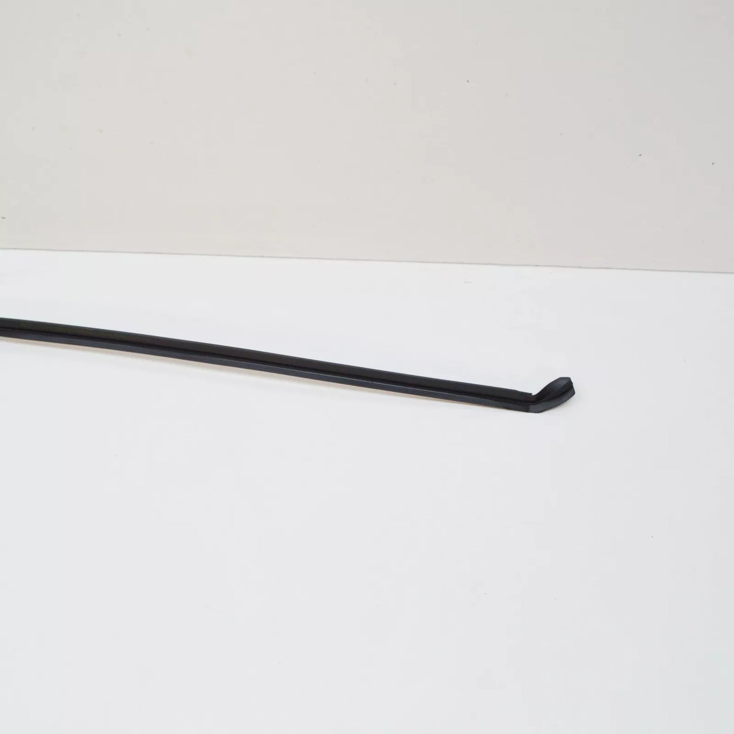 NEW BMW 3 E90 WINDSHIELD SEALING STRIP CROSS MEMBER 51717163654 7163654 ORIGINAL