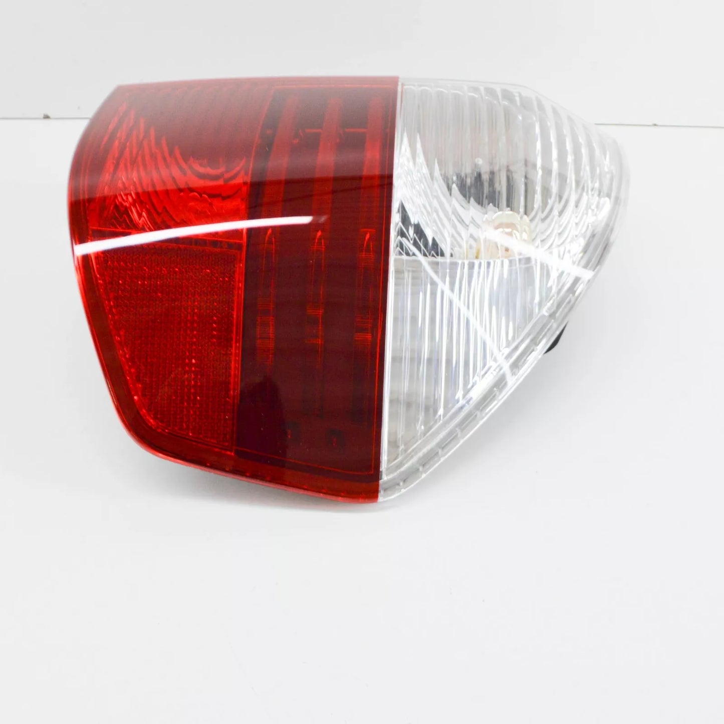 NEW BMW X3 E83 REAR RIGHT TAILLIGHT 7162212 63217162212 ORIGINAL