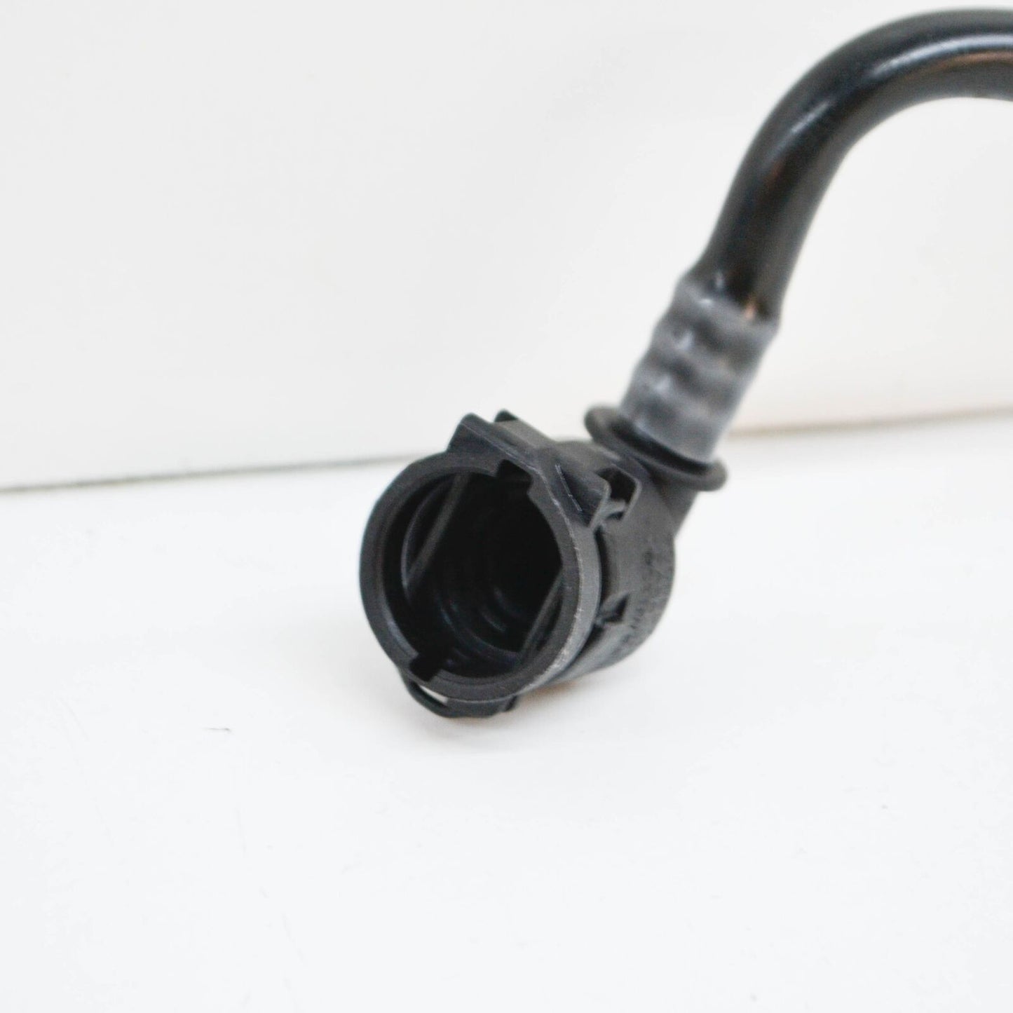 NEW MERCEDES-BENZ BW247 EXPANSION RESERVOIR BLEED LINE A2475011400 ORIGINAL