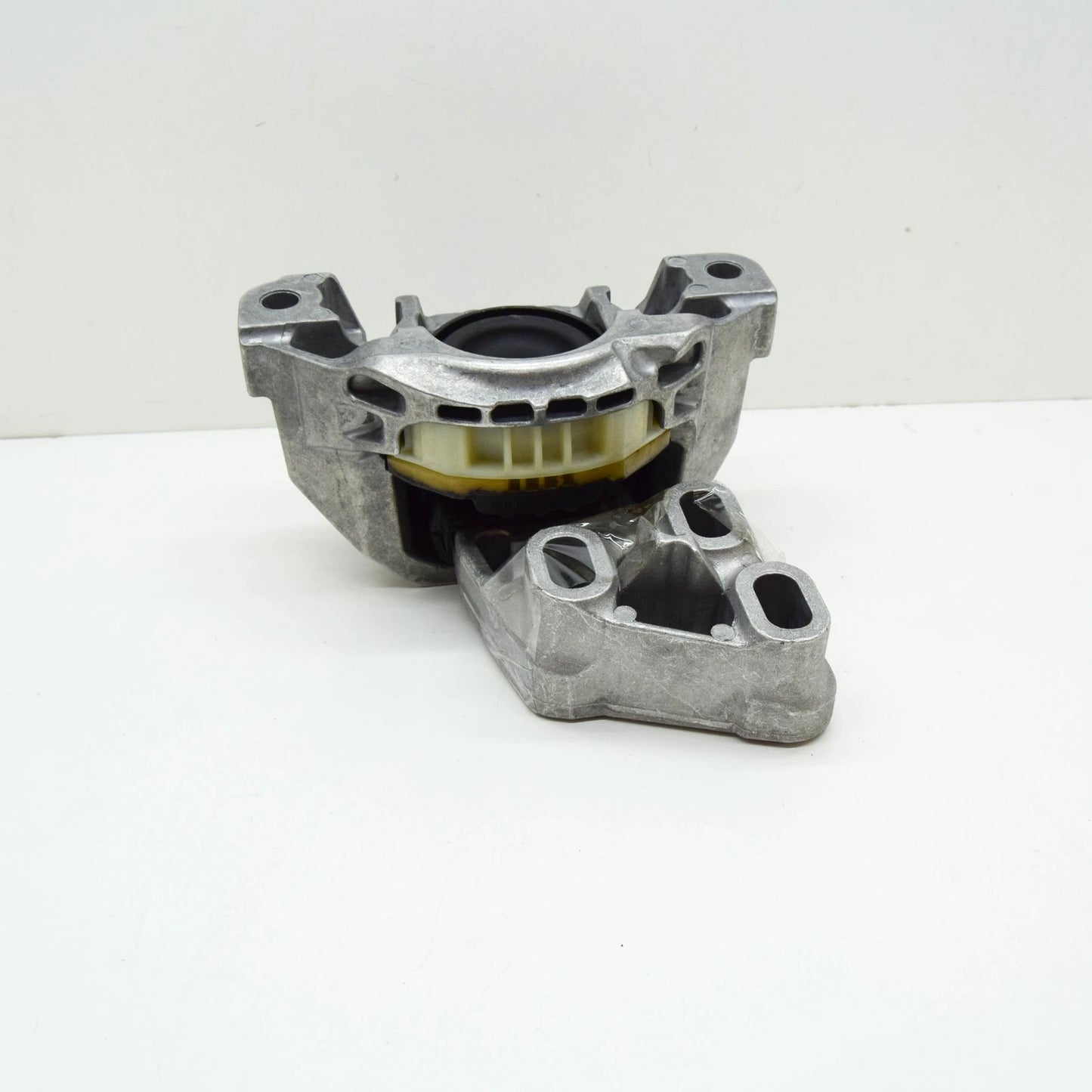 NEW MERCEDES-BENZ CLA COUPE C117 GEARBOX TRANSMISSION MOUNT A2462402317 ORIGINAL