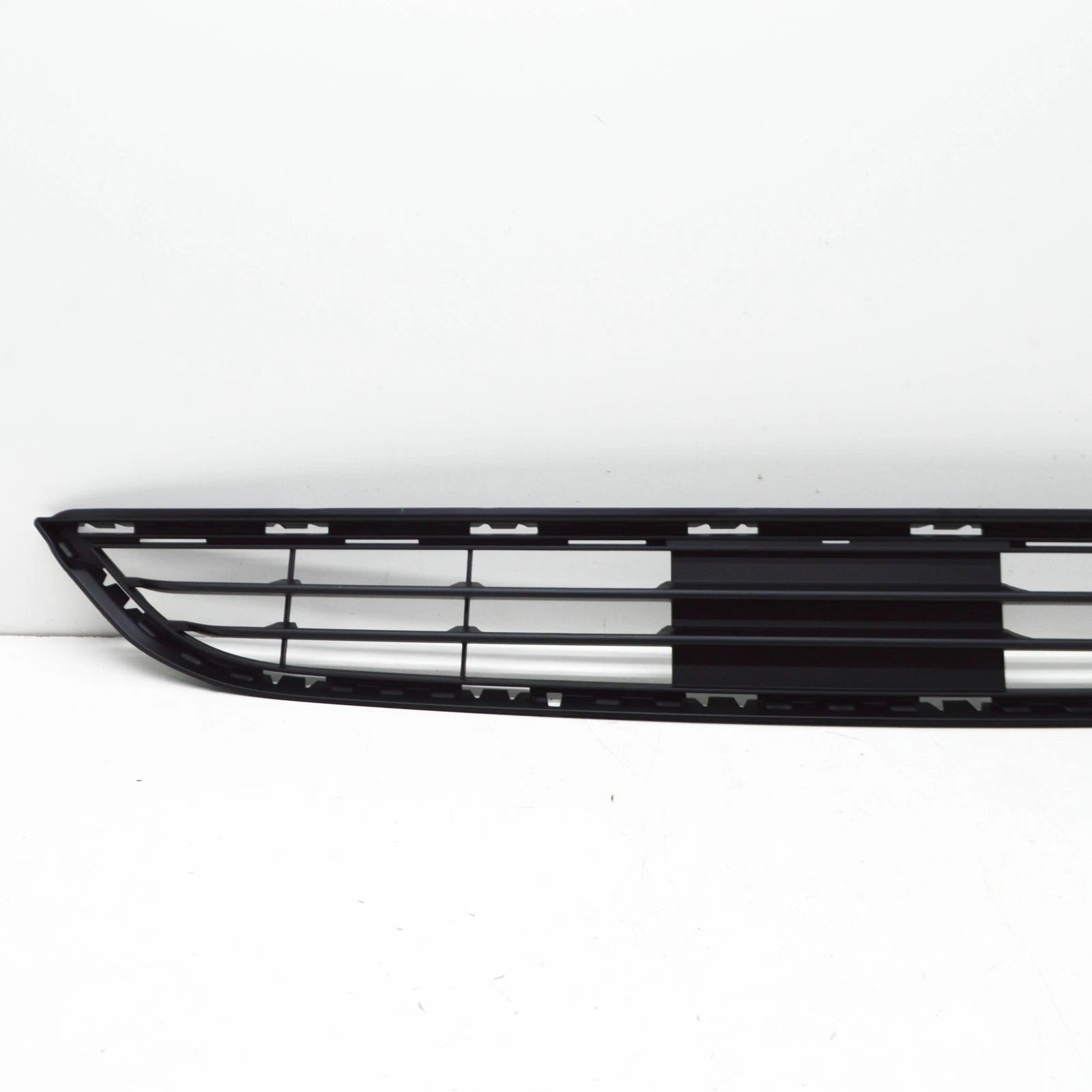 NEW BMW X4 F26 M FRONT CENTER LOWER OPEN GRILLE 51117338475 7338475 ORIGINAL