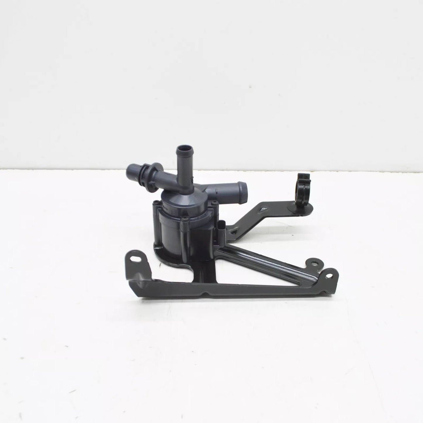 NEW BMW 1 F20 ADDITIONAL WATER PUMP 11515A36585 ORIGINAL