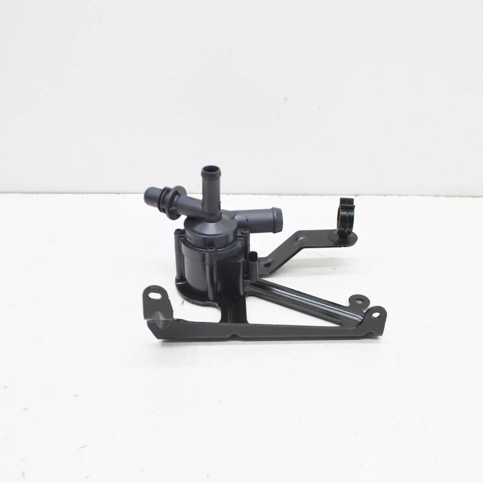 NEW BMW 1 F20 ADDITIONAL WATER PUMP 11515A36585 ORIGINAL