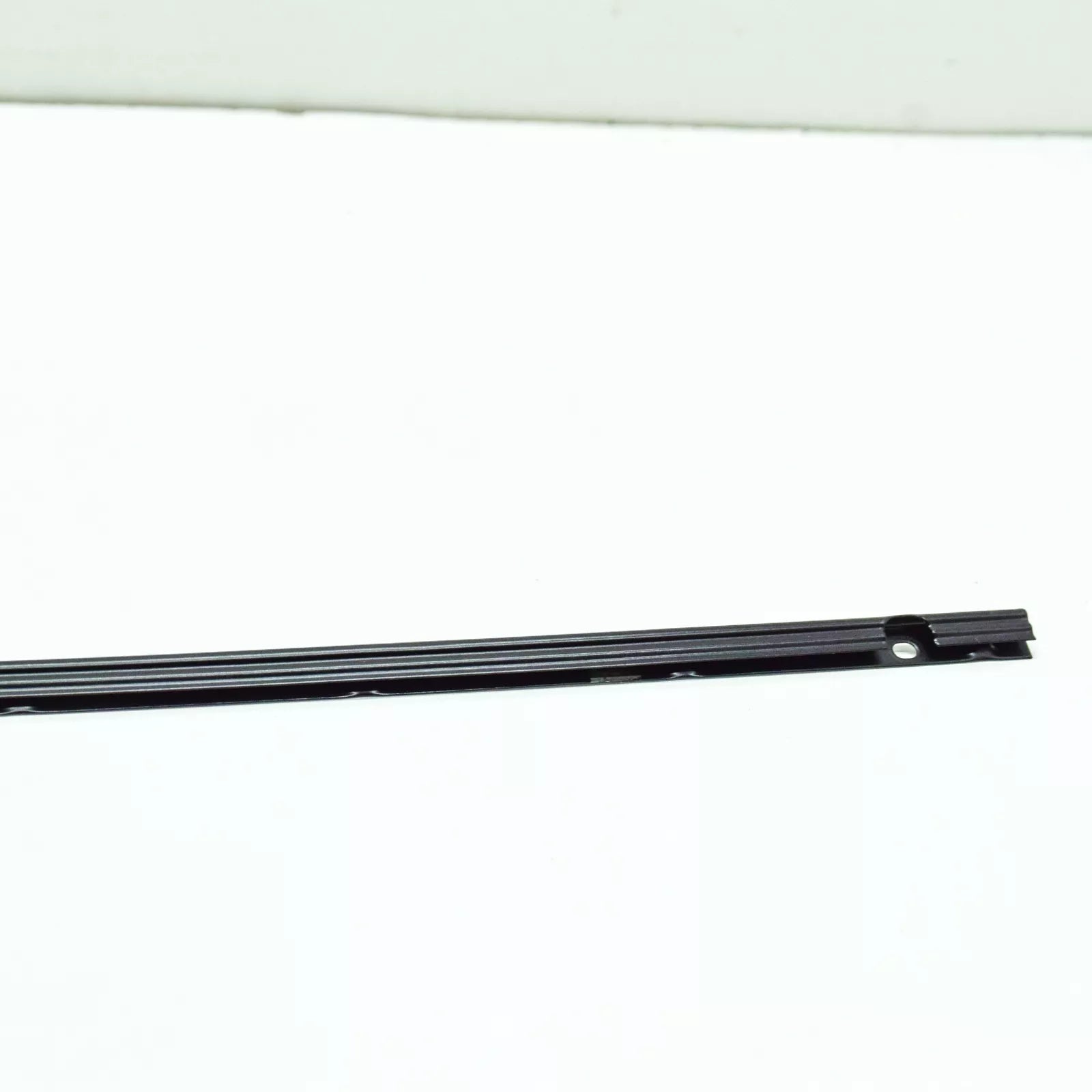 NEW VOLKSWAGEN TIGUAN AD MK2 RIGHT WINDSHIELD RETAINING STRIP 5NA854542 ORIGINAL