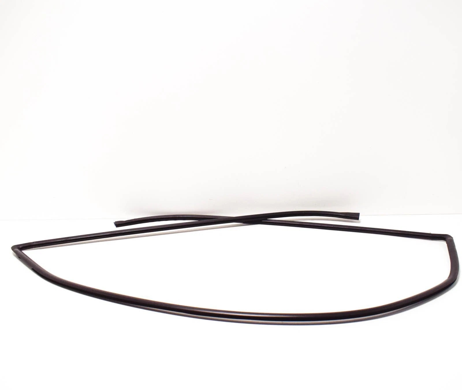 NEW BMW 6 E64 FRONT WINDSHIELD SEAL 51317008911 7008911 ORIGINAL