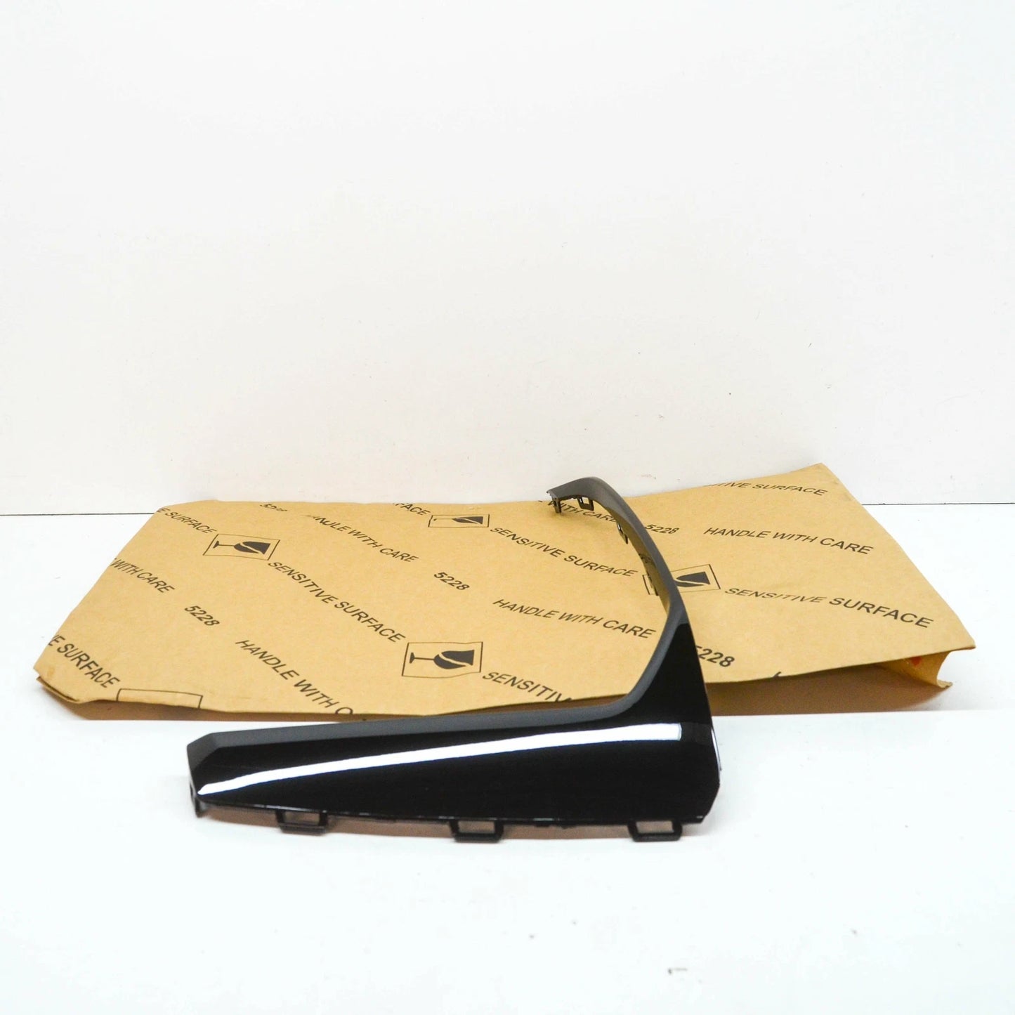 NEW AUDI SQ7 4M FRONT BUMPER RIGHT LOWER TRIM GLOSSY 4M0853300AT94