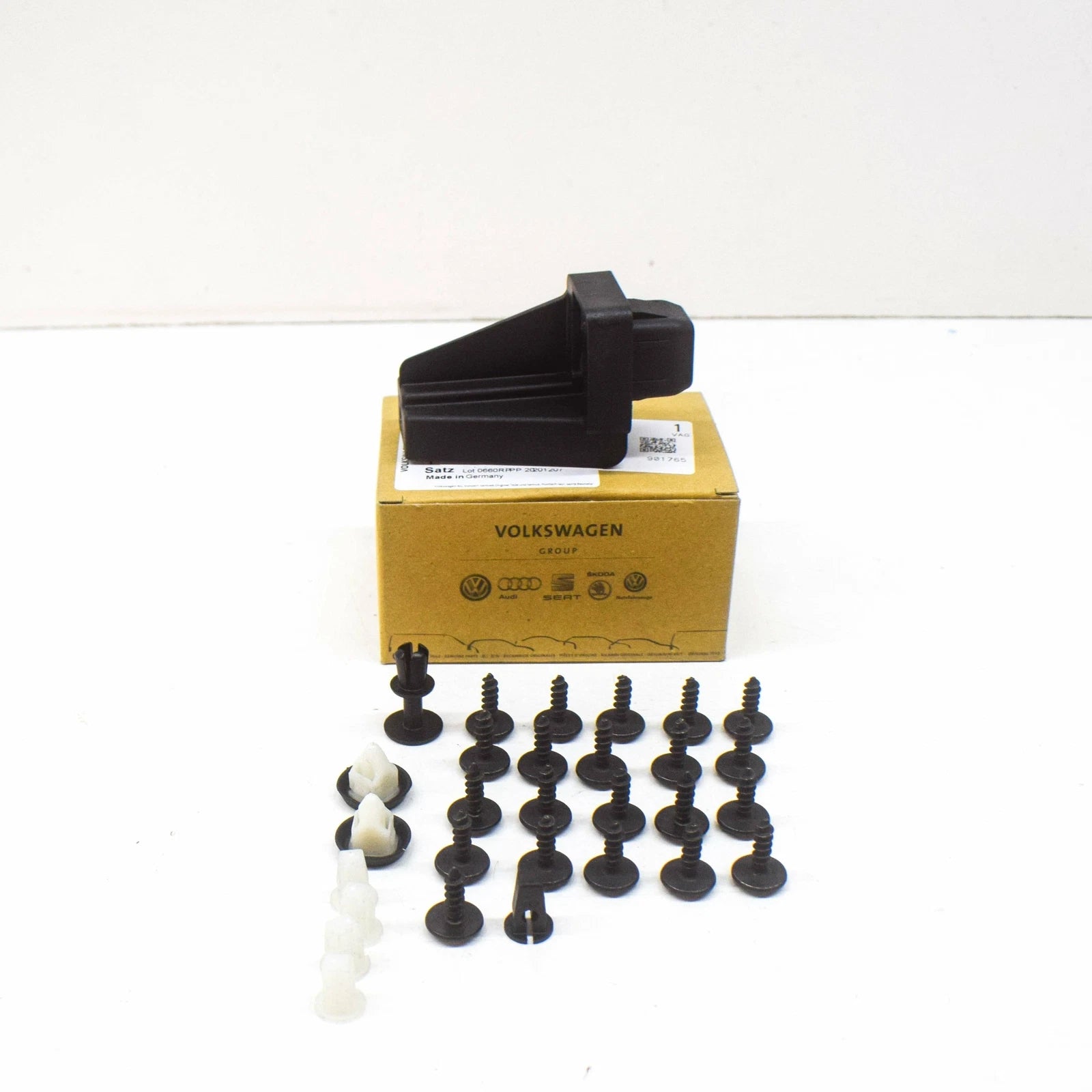 NEW AUDI Q3 F3 WHEEL HOUSING LINER HARDWARE KIT 83A098629 ORIGINAL