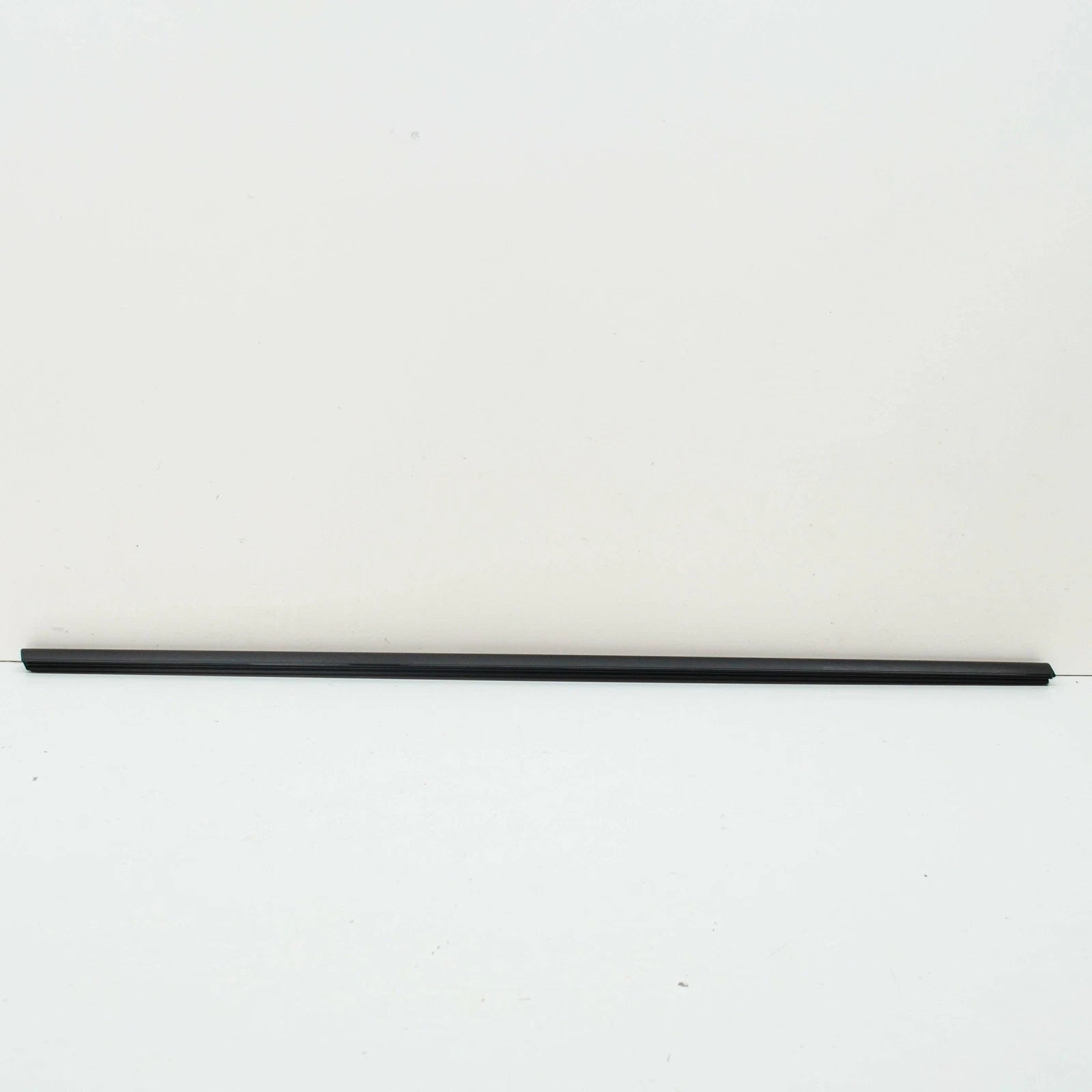 NEW BMW 6 GRAN COUPE F06 FRONT RIGHT DOOR WINDOW MOLDING 51337291920 ORIGINAL