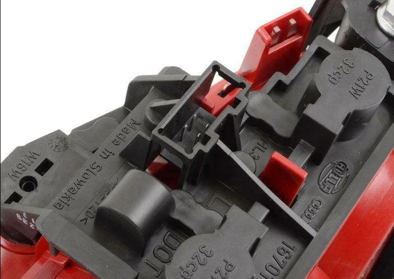 NEW AUDI A4 B8 REAR LEFT INNER TAILLIGHT 8K5945093E ORIGINAL