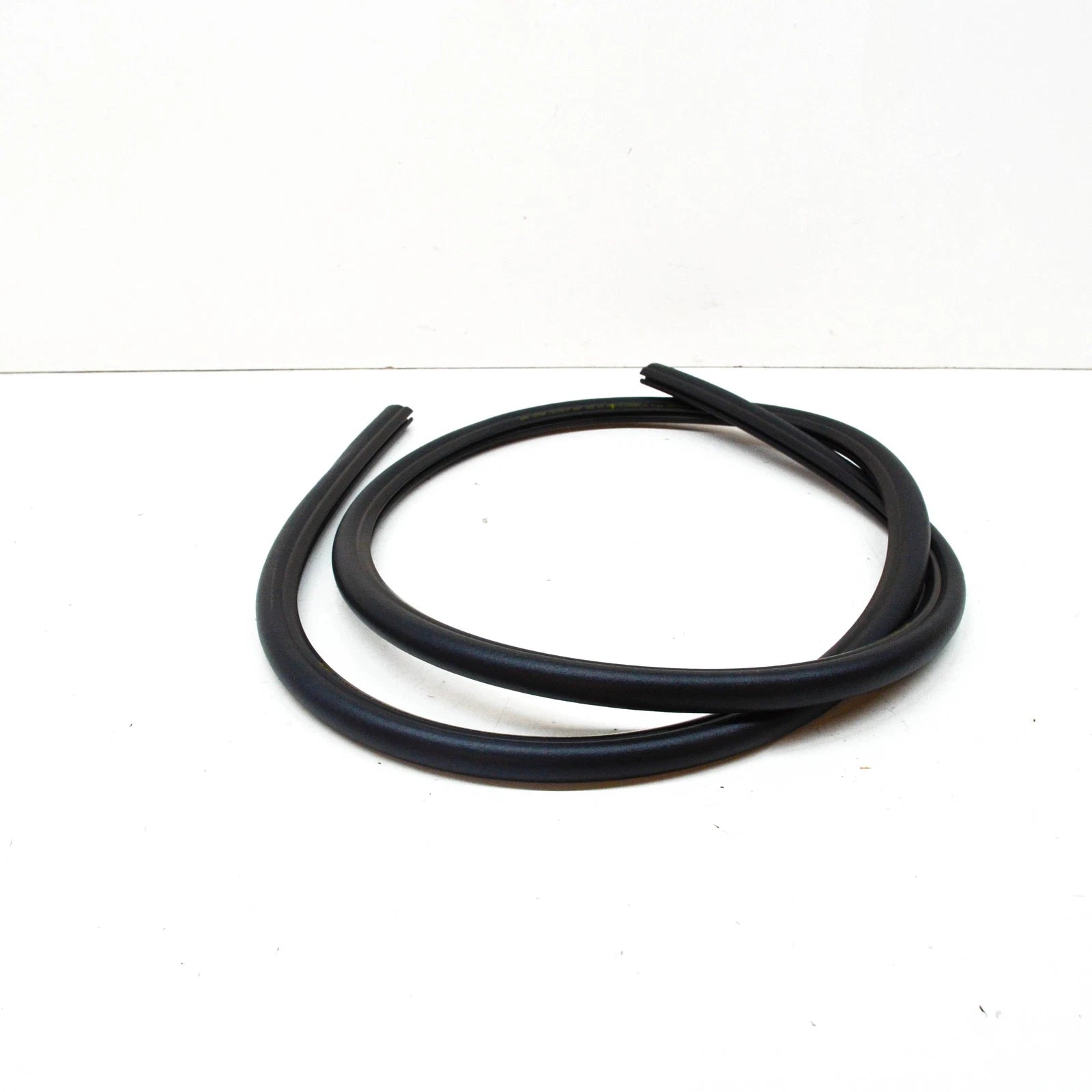 NEW BMW 7 G11 G12 FRONT ENGOINE BONNET HOOD SEAL 51767347393 ORIGINAL