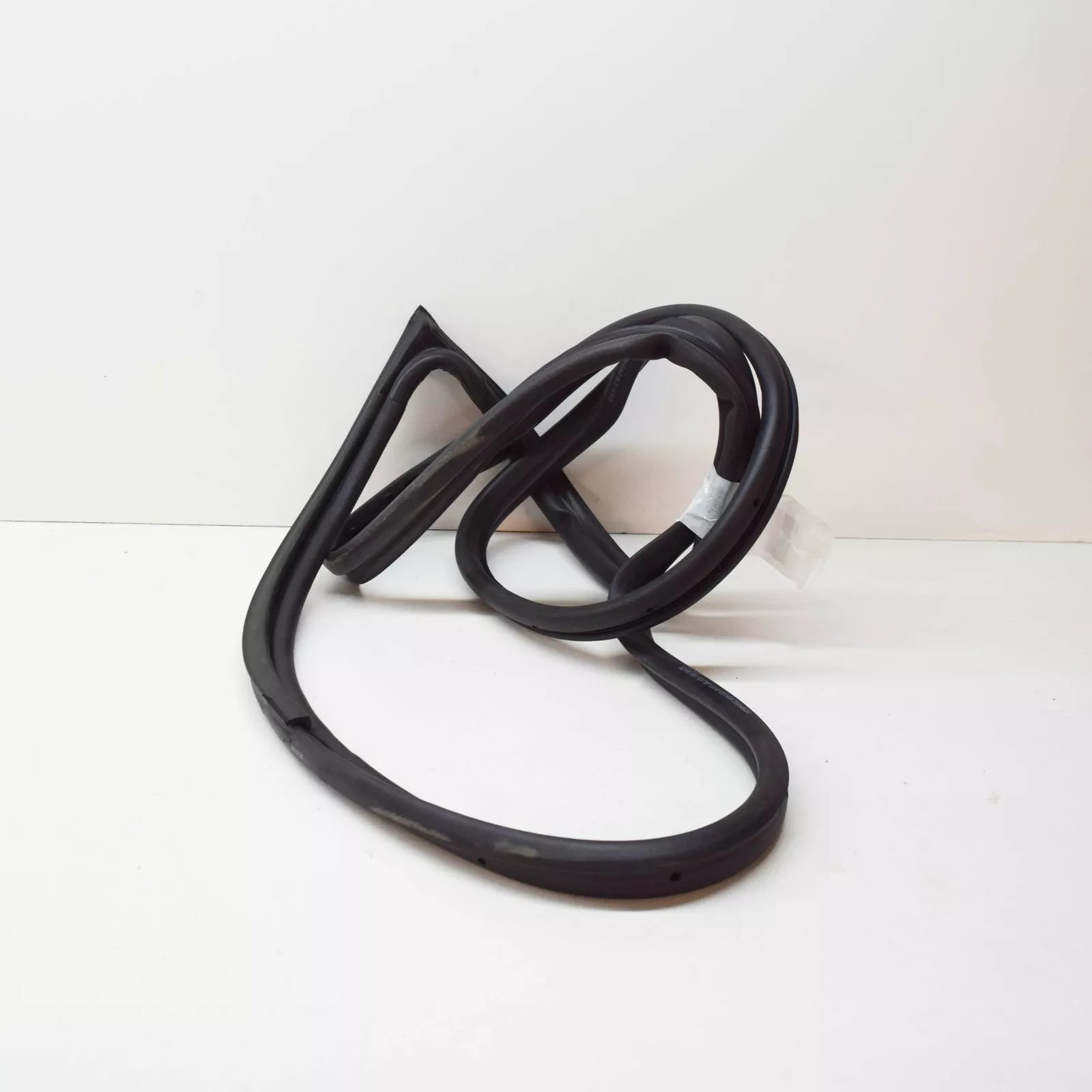 NEW MERCEDES-BENZ E-CLASS W211 FRONT LEFT DOOR SEAL A2117200178 ORIGINAL