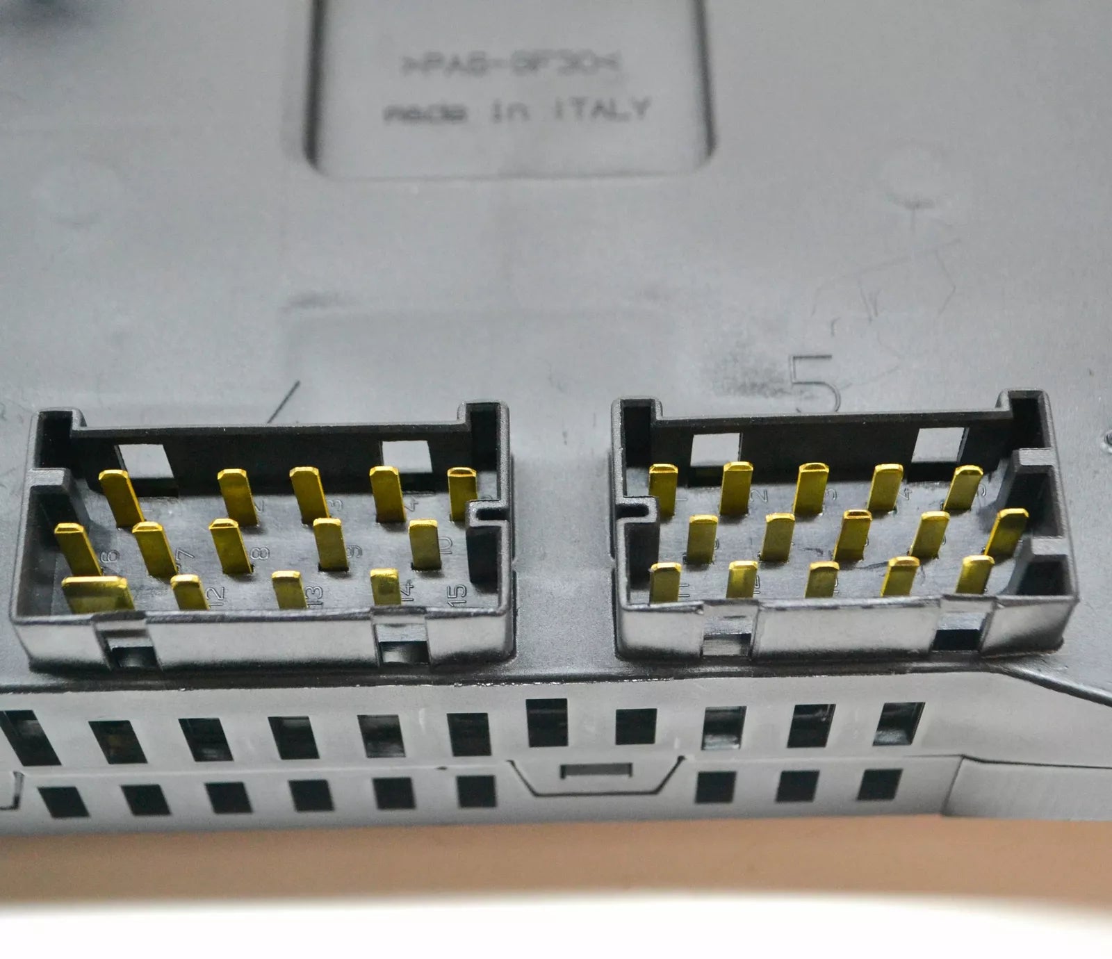 NEW MERCEDES-BENZ SPRINTER W905 FUSE BOX A9015400150