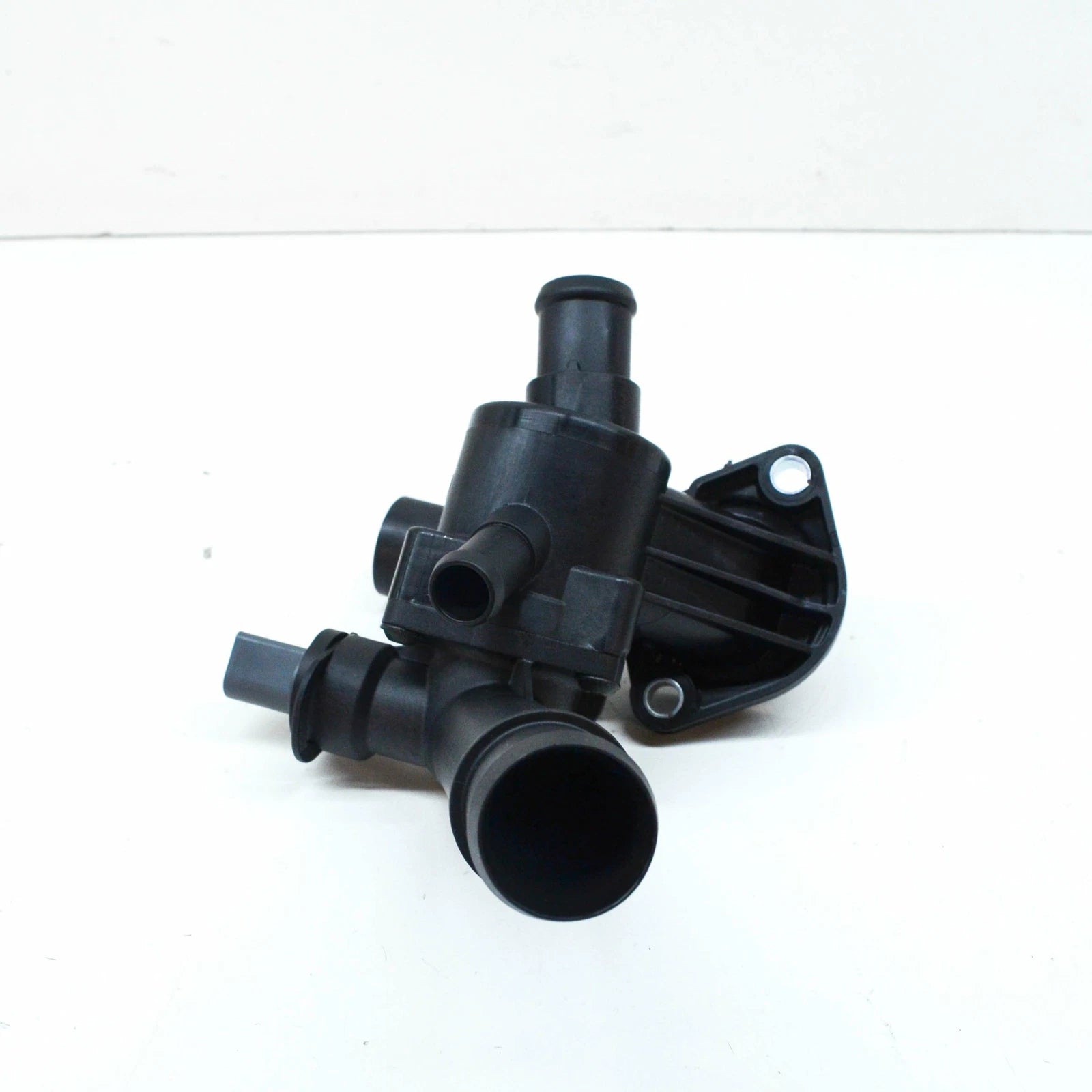 NEW VOLKSWAGEN PASSAT 3G B8 ENGINE COOLANT THERMOSTAT 03L121111Q