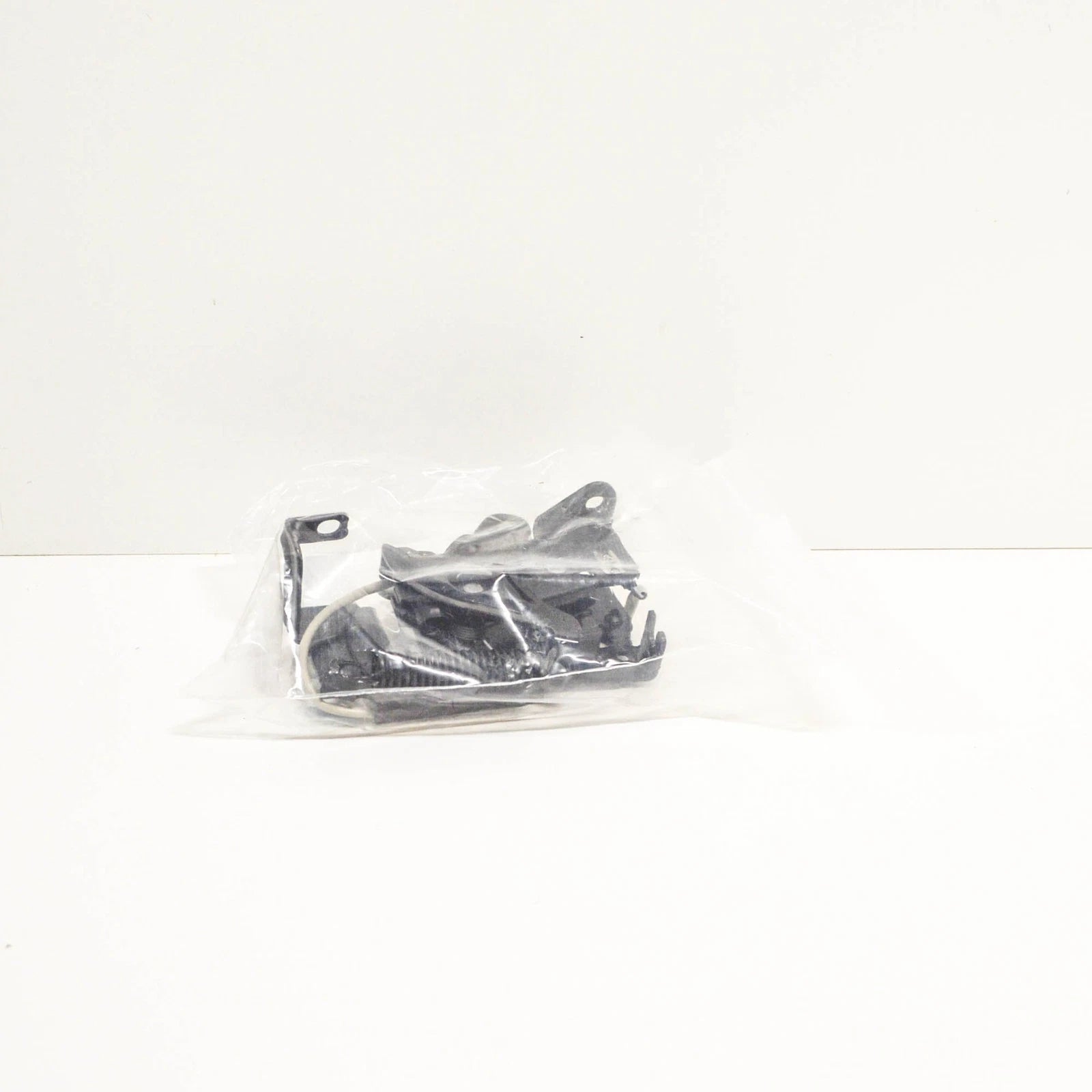 NEW BMW 2 GRAN TOURER F46 FRONT HOOD RIGHT LOCK 51237431370 ORIGINAL