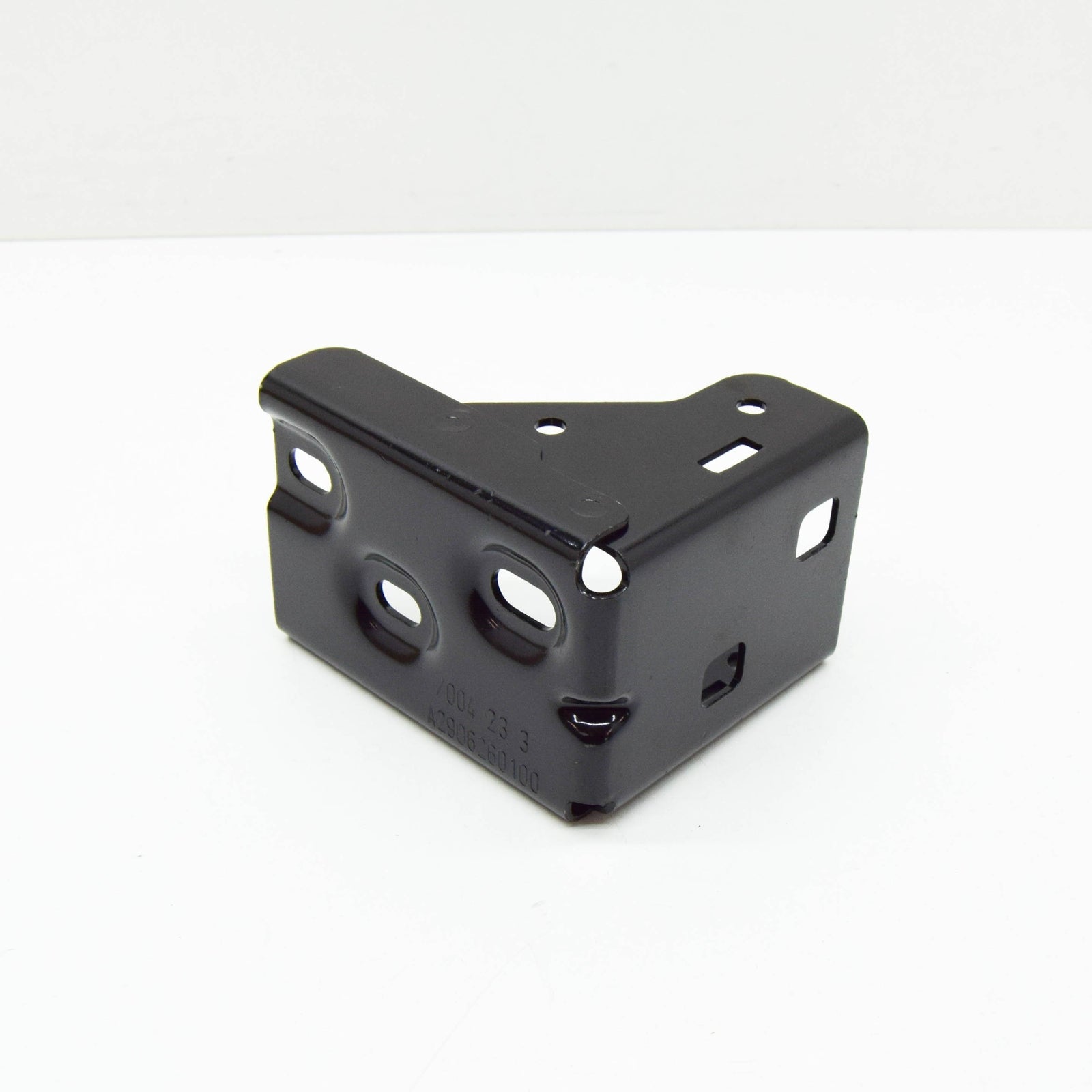 NEW MB E W213 FRONT LEFT RADIATOR BOTTOM SUPPORT BRACKET AMG A2906260100