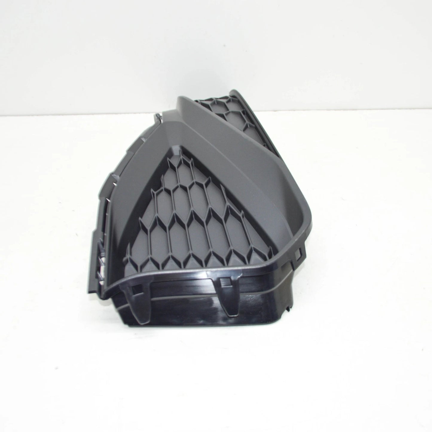 NEW VW PASSAT ALLTRACK B8 FRONT RIGHT BUMPER GRILLE 561853666P9B9