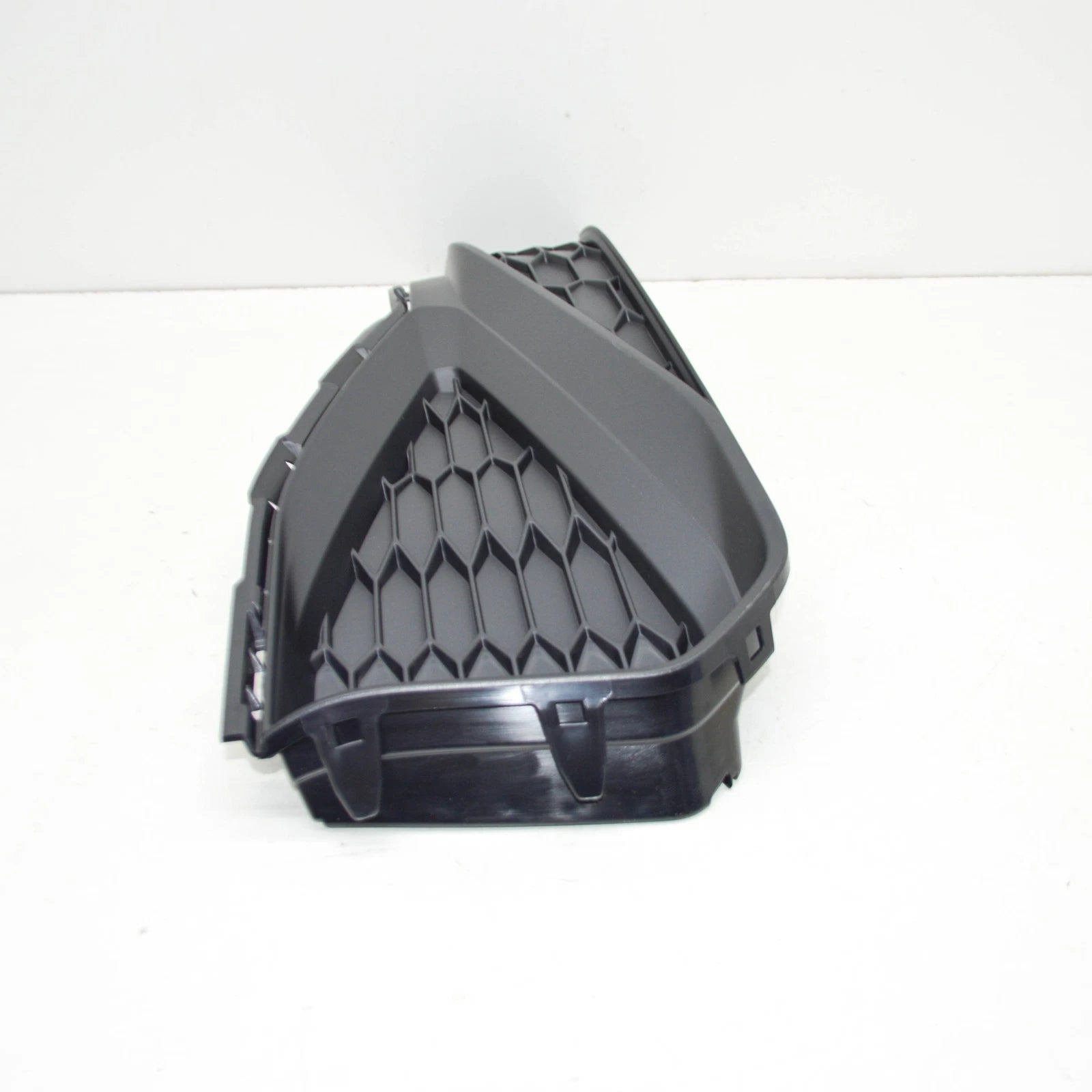 NEW VW PASSAT ALLTRACK B8 FRONT RIGHT BUMPER GRILLE 561853666P9B9