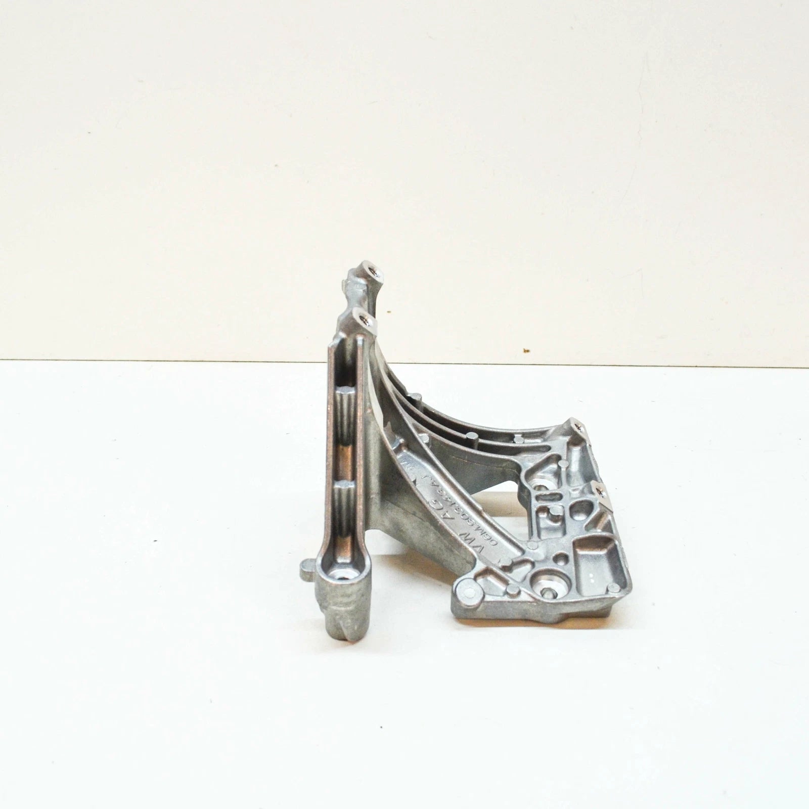 NEW AUDI Q7 4M ALTERNATOR BRACKET MOUNT 06M903143AJ