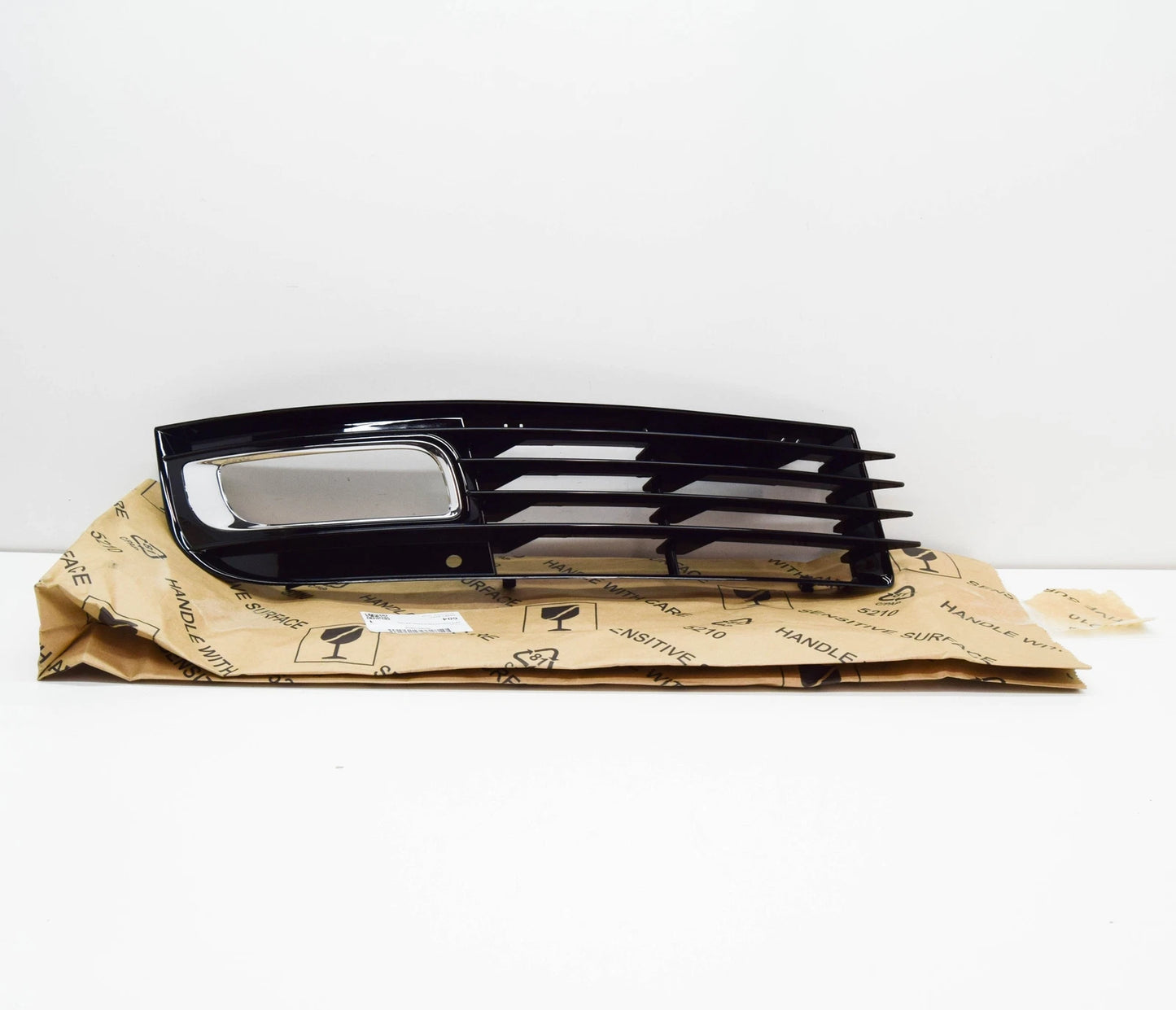 NEW AUDI A8 D3 FRONT BUMPER RIGHT AIR GUIDE GRILLE 4E0807680A ORIGINAL