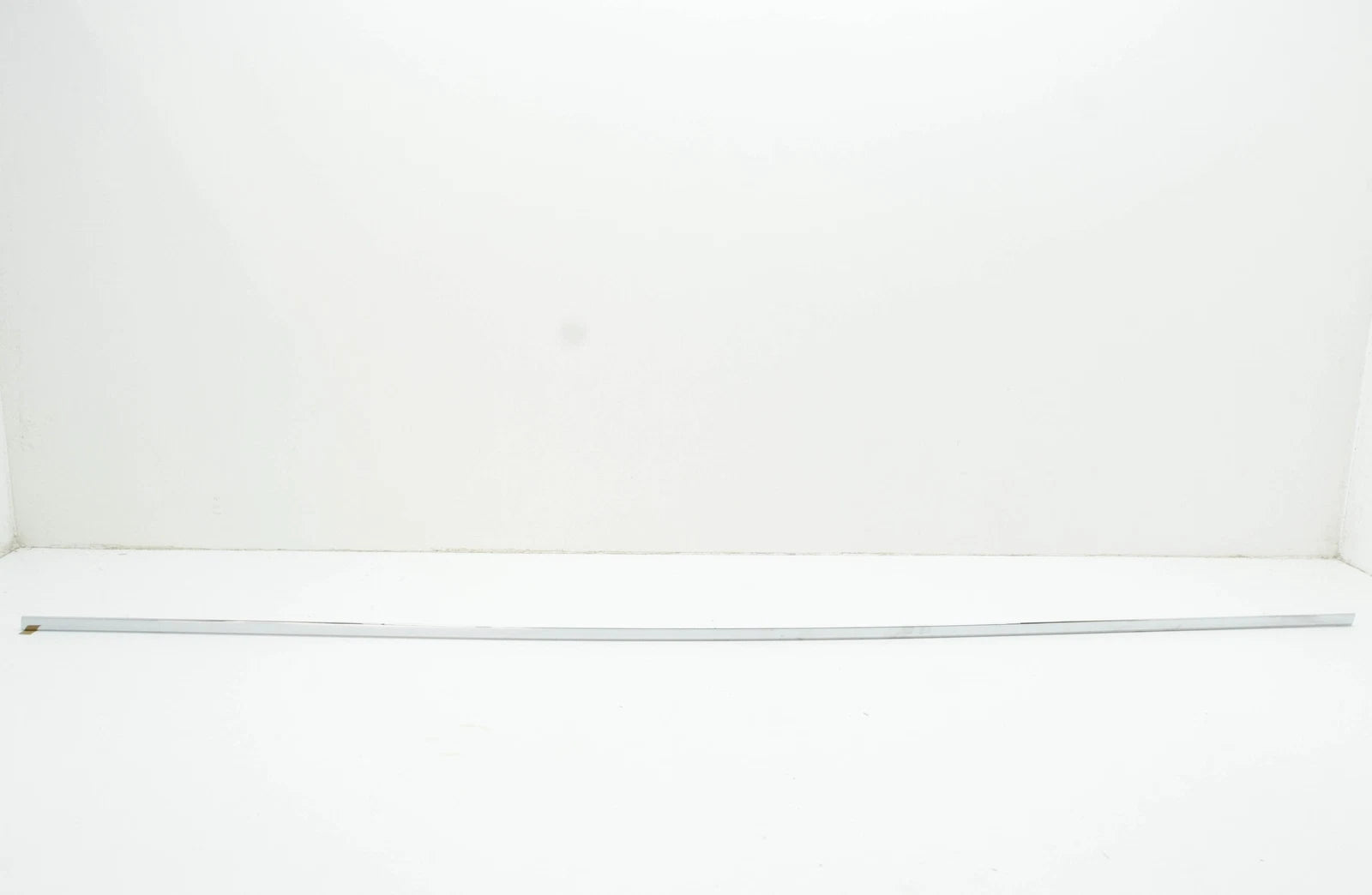 NEW MERCEDES-BENZ S W221 FRONT RIGHT DOOR BOTTOM TRIM A2216904280 ORIGINAL