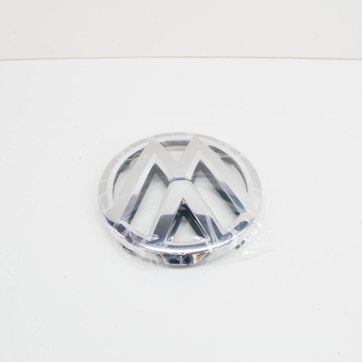 NEW VW TOUAREG 7P FRONT RADIATOR GRILLE EMBLEM 7P6853601AULM ORIGINAL