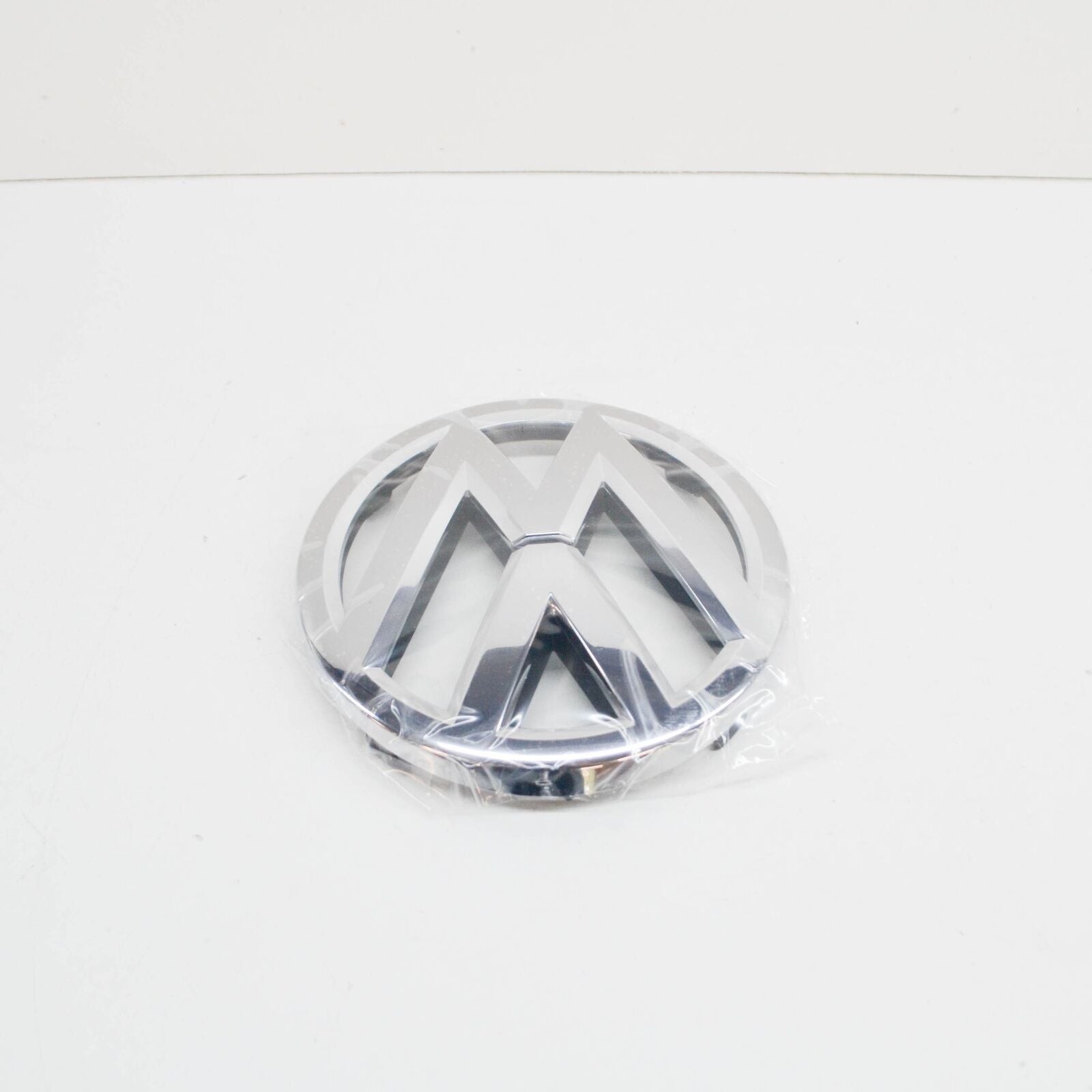 NEW VW TOUAREG 7P FRONT RADIATOR GRILLE EMBLEM 7P6853601AULM ORIGINAL
