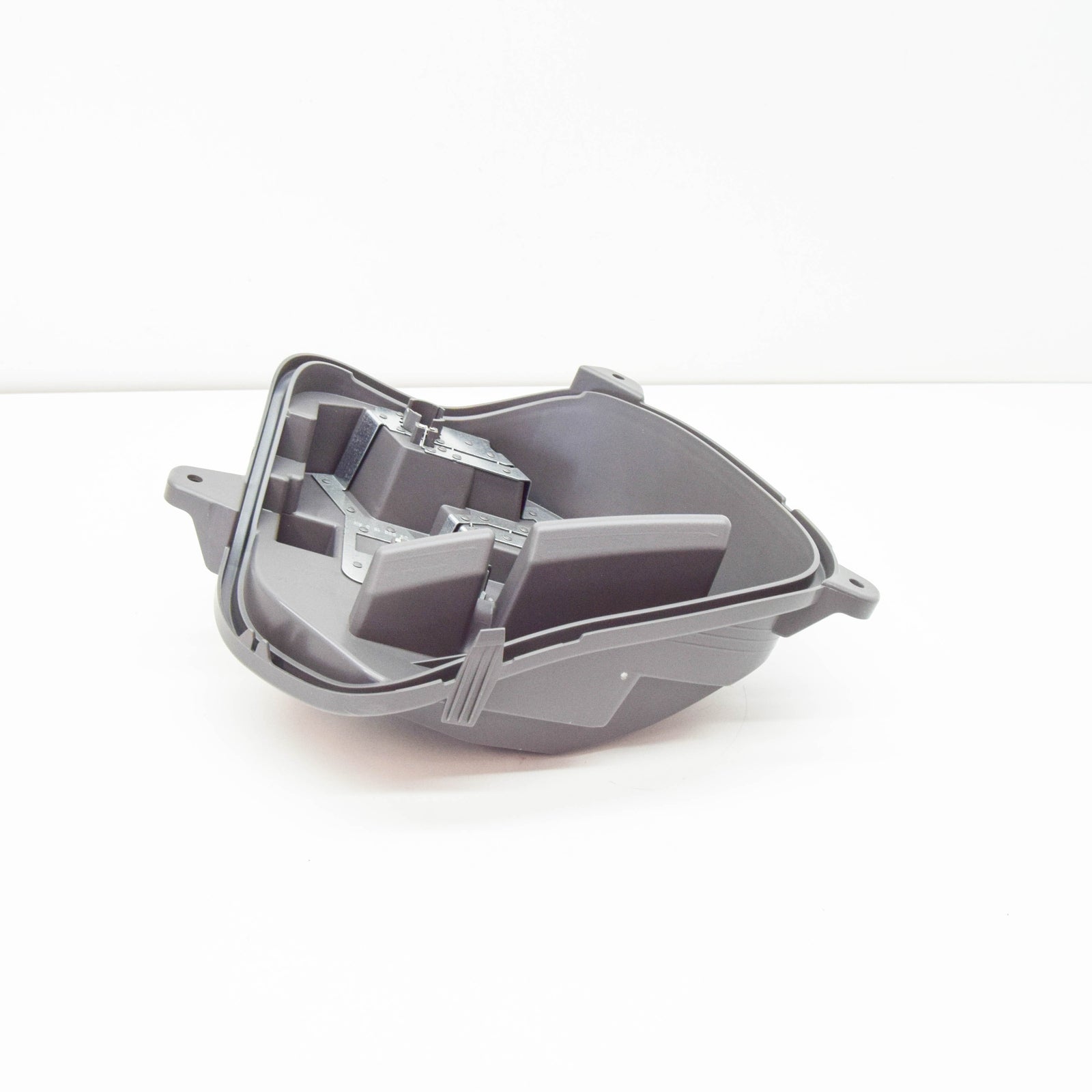 NEW MERCEDES-BENZ A W176 REAR RIGHT TAIL LAMP BULB MOUNT A1768200477 ORIGINAL