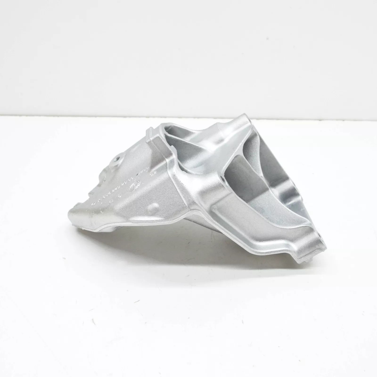 NEW MERCEDES-BENZ E W213 LEFT SIDE ENGINE BRACKET A6542232900