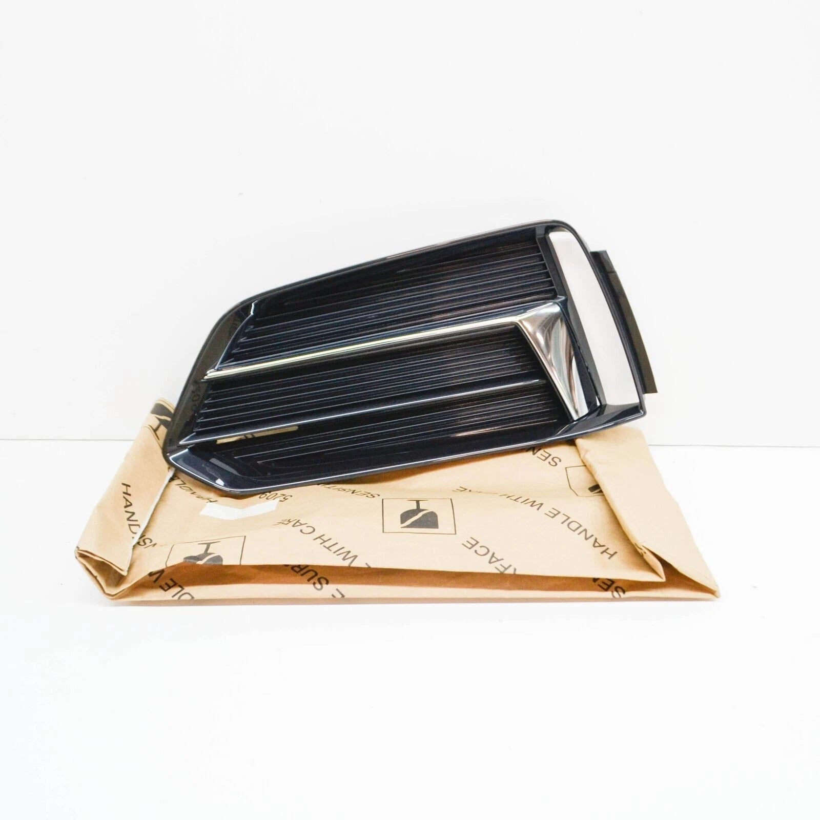 NEW AUDI FRONT AIR GUIDE GRILLE LEFT DARK CHROME HIGH GLOSS 8W6807681MRN4