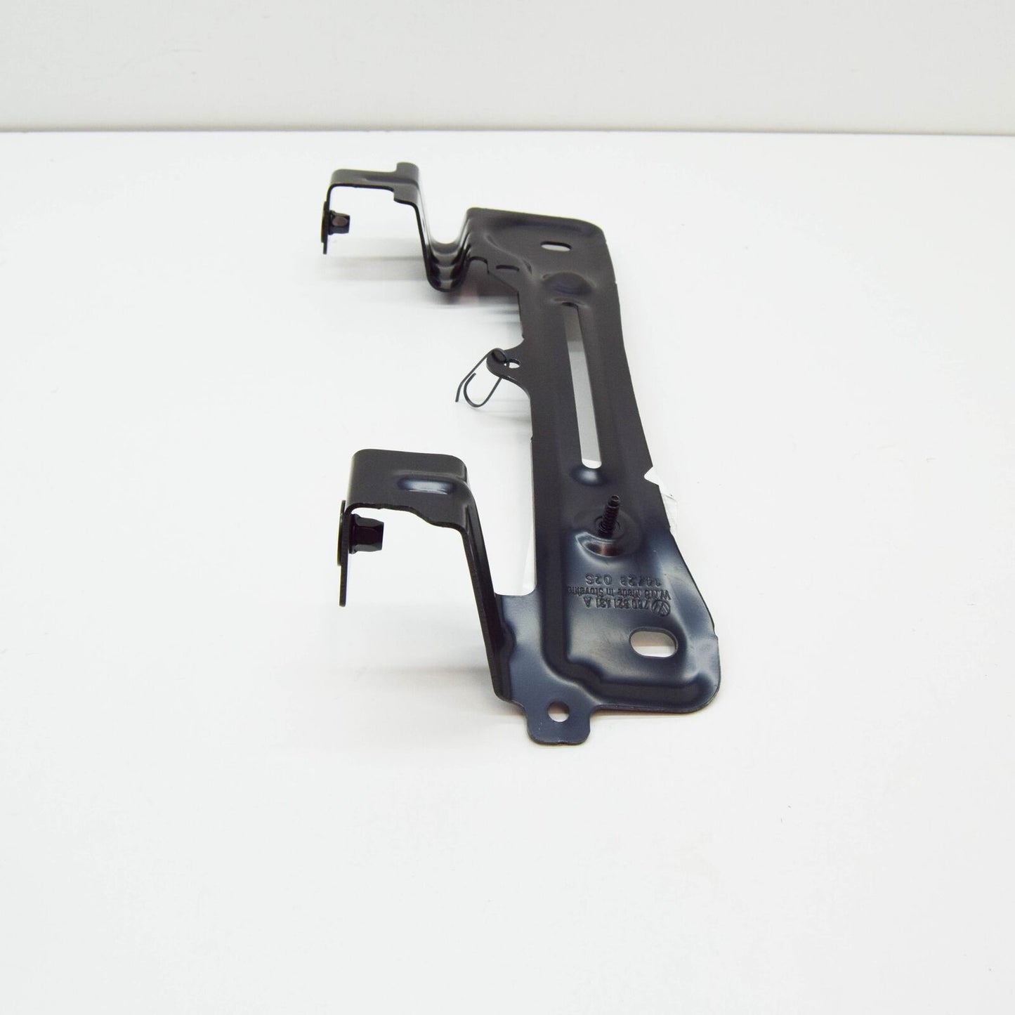 NEW VW TOUAREG CR LEFT FENDER BRACKET 760821431A ORIGINAL
