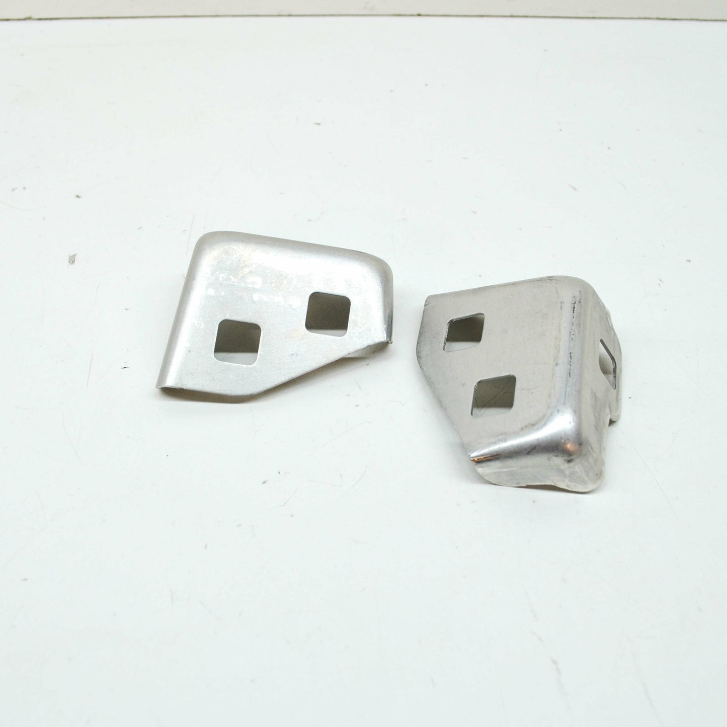 NEW MB GLC COUPE C253 FRONT RIGHT HEADLIGHT BOTTOM HOLDER A2136202900 ORIGINAL