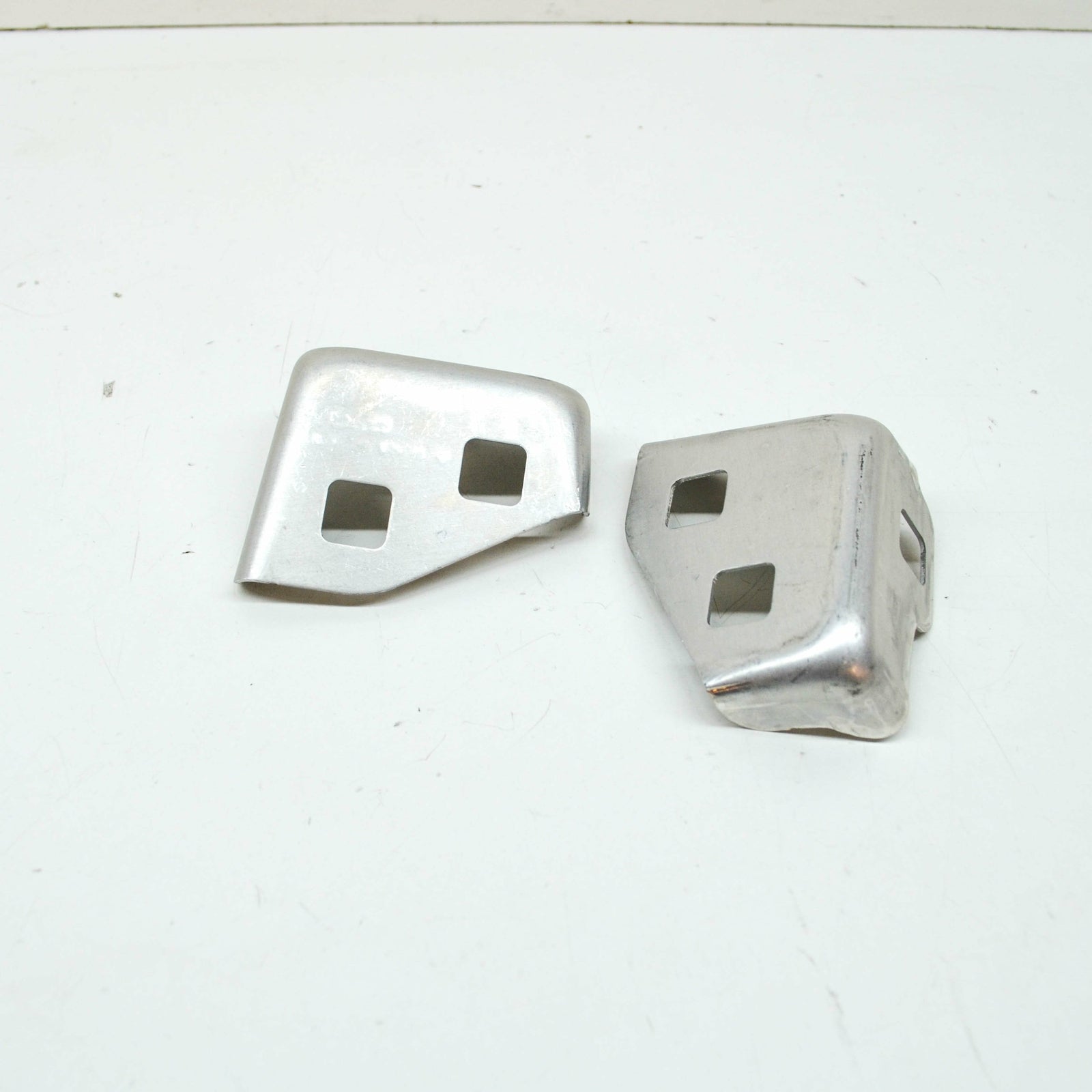 NEW MB GLC COUPE C253 FRONT RIGHT HEADLIGHT BOTTOM HOLDER A2136202900 ORIGINAL