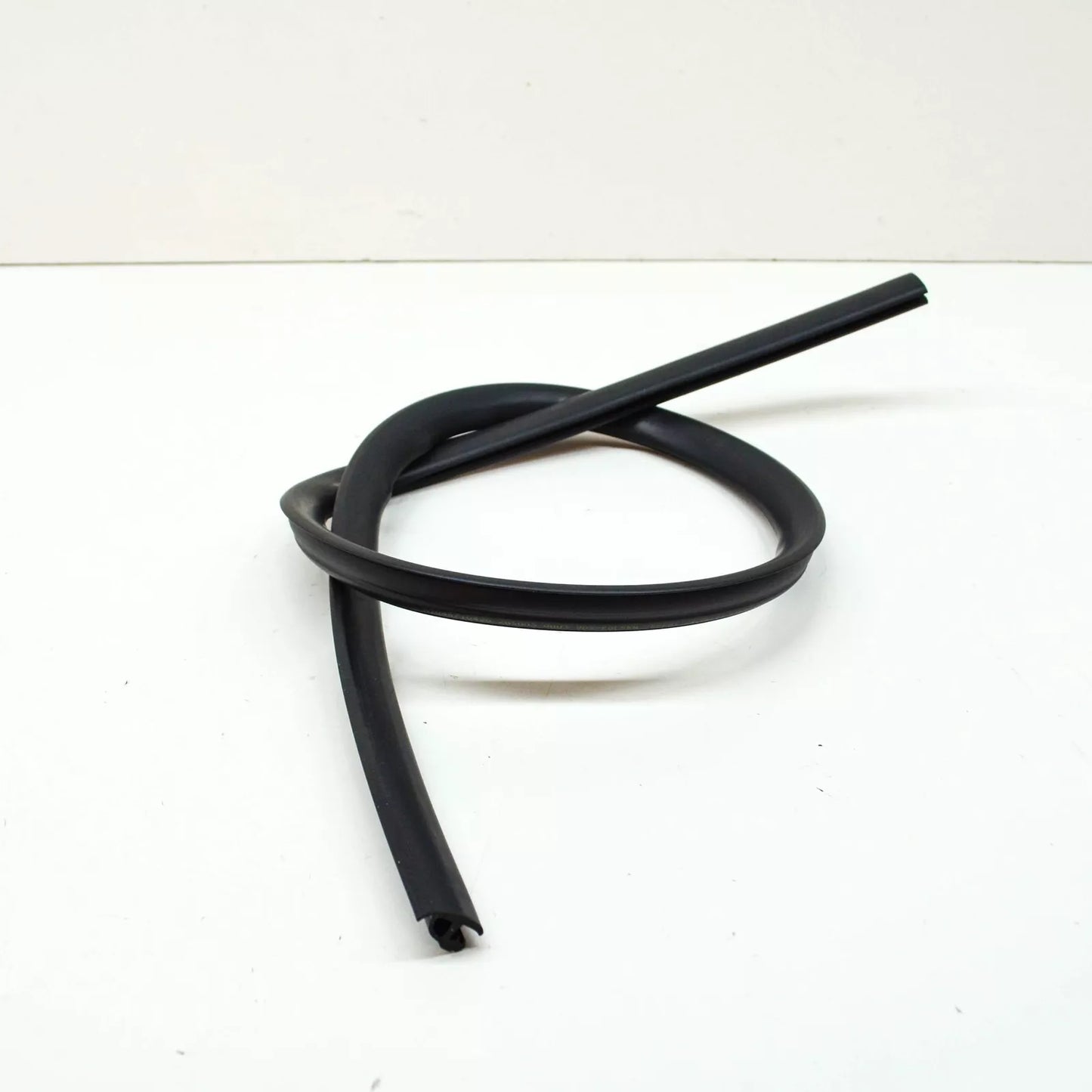 NEW MERCEDES-BENZ GLK X204 FRONT WINDSHIELD TOP SEAL A2046710420 ORIGINAL