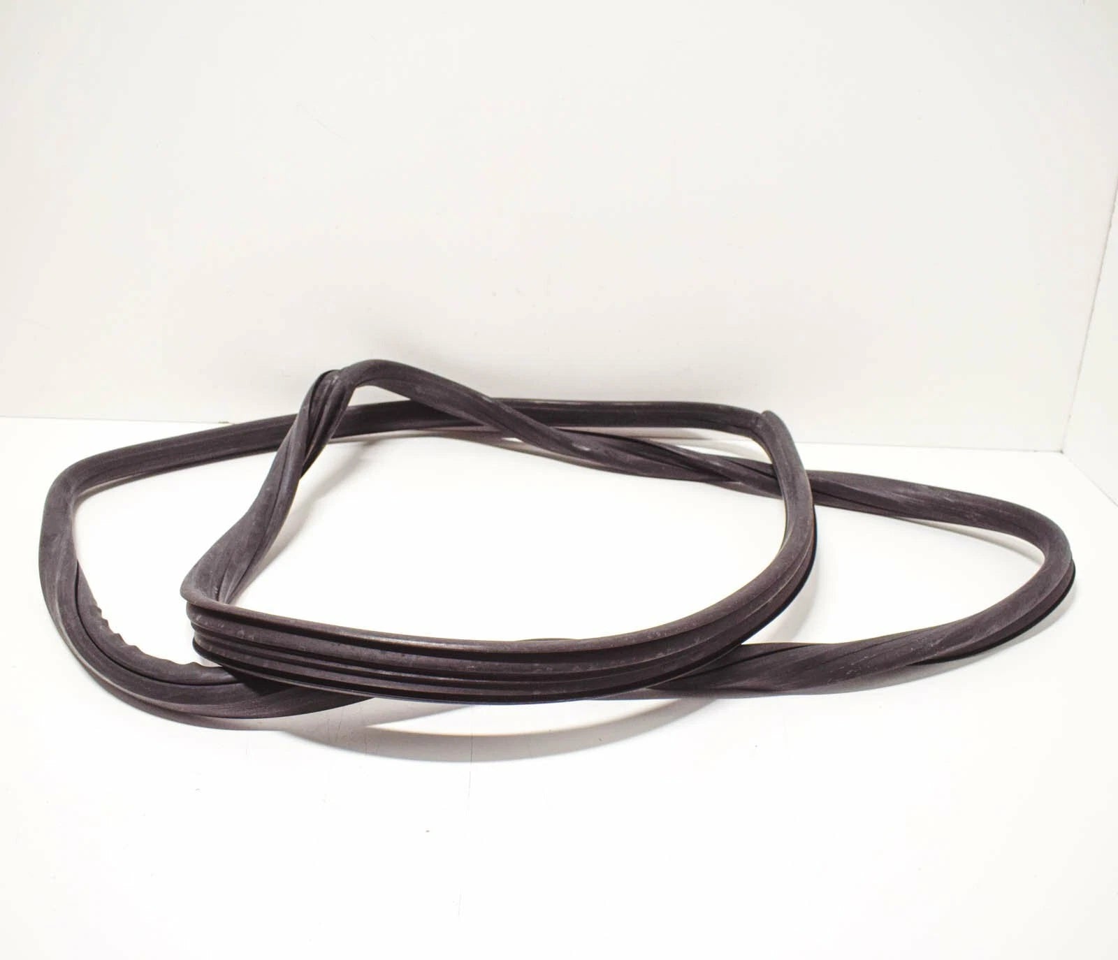 NEW BMW 1602 TOURING REAR WINDSHIELD SEAL FRAME 51311803137 ORIGINAL