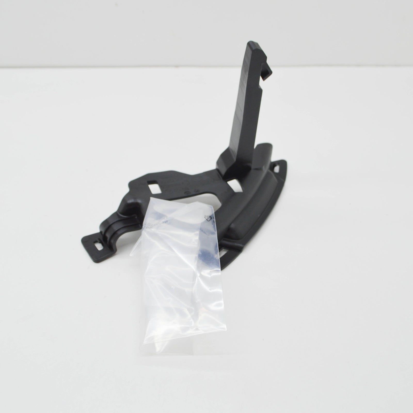 NEW MERCEDES-BENZ C W206 AMG RADIATOR GRILLE RIGHT BRACKET A2068886000 ORIGINAL