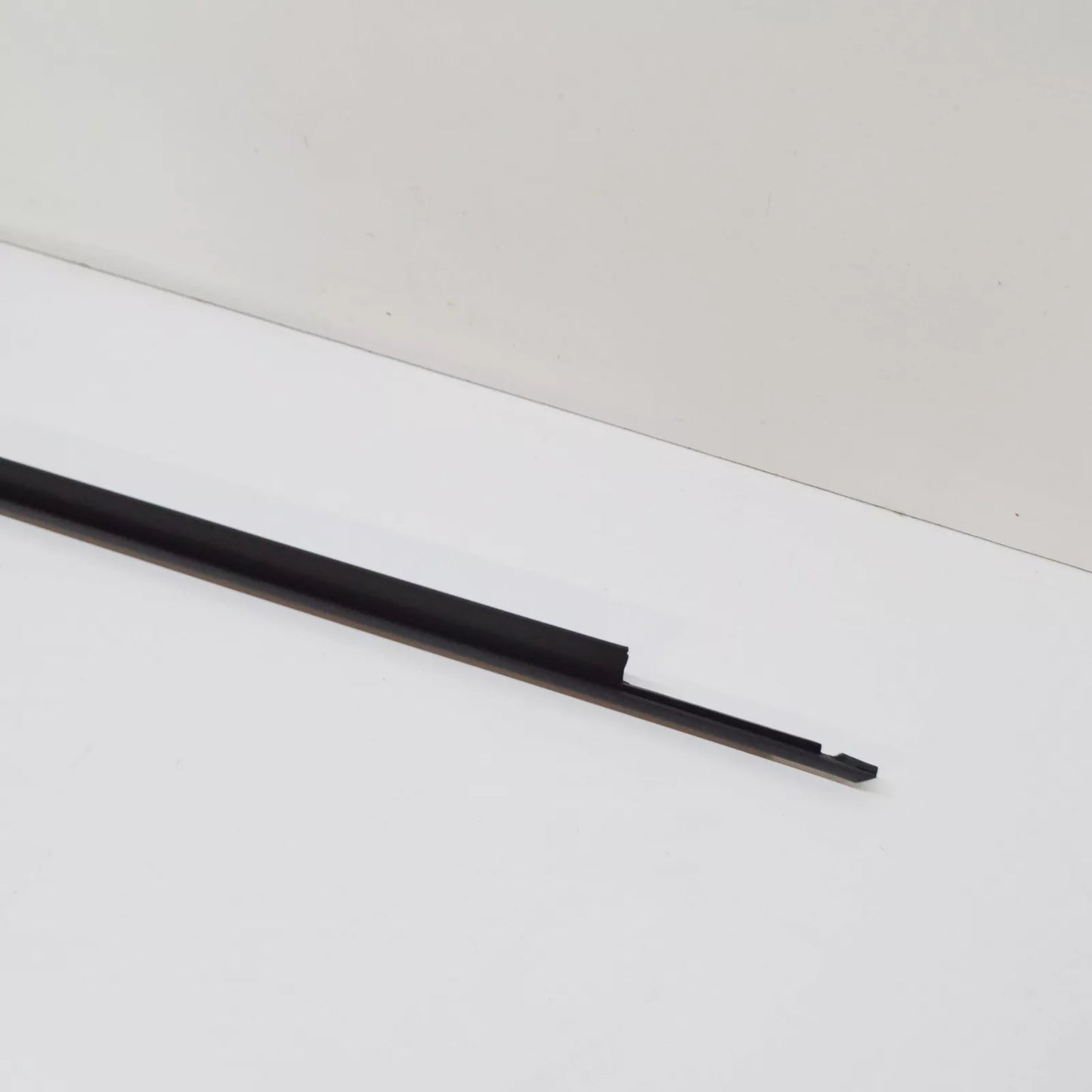 NEW AUDI A3 SPORTBACK 8V FRONT LEFT OUTER WINDOW APERTURE SEAL 8V4837477