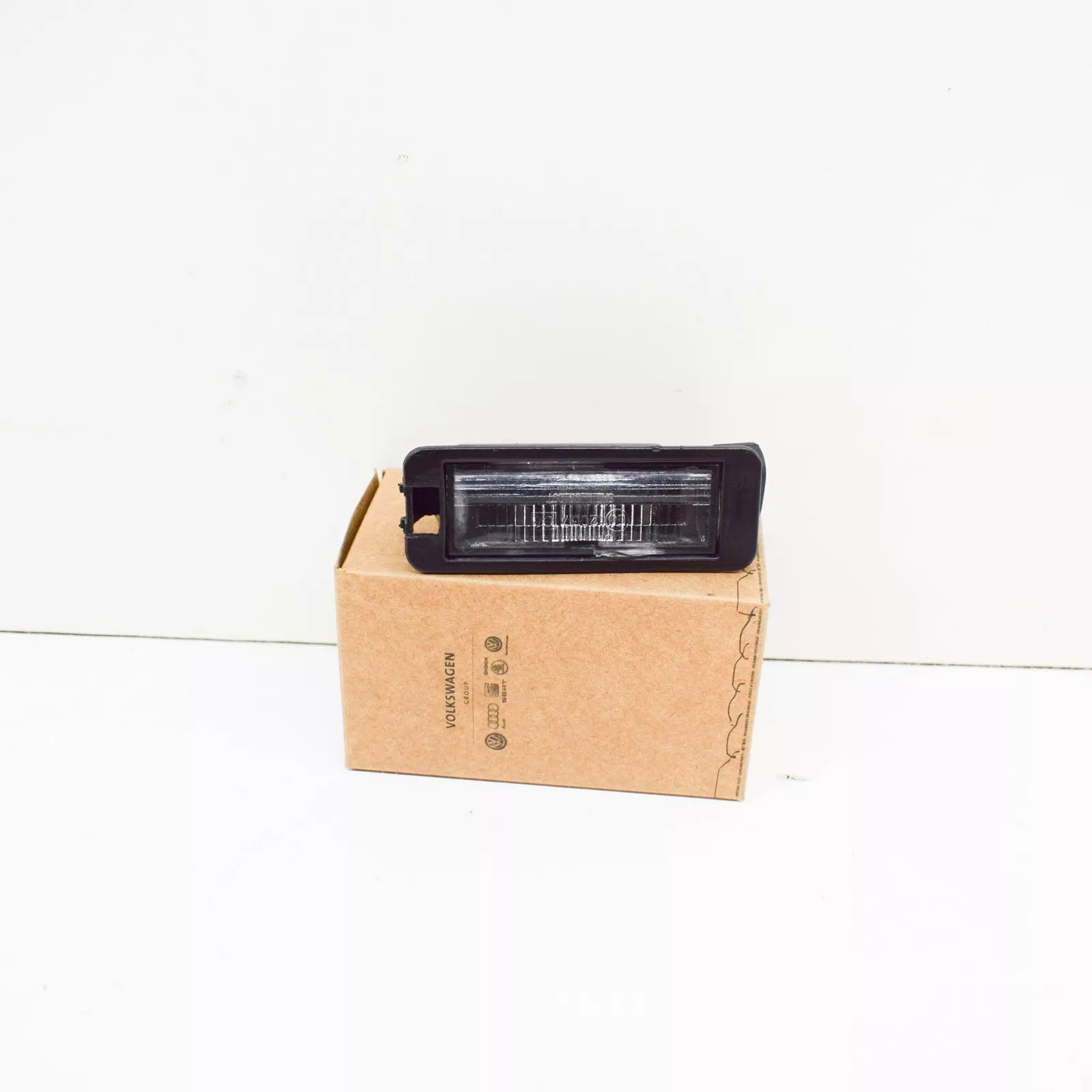 NEW VOLKSWAGEN FOX LICENSE PLATE LIGHT 1JE943021A ORIGINAL